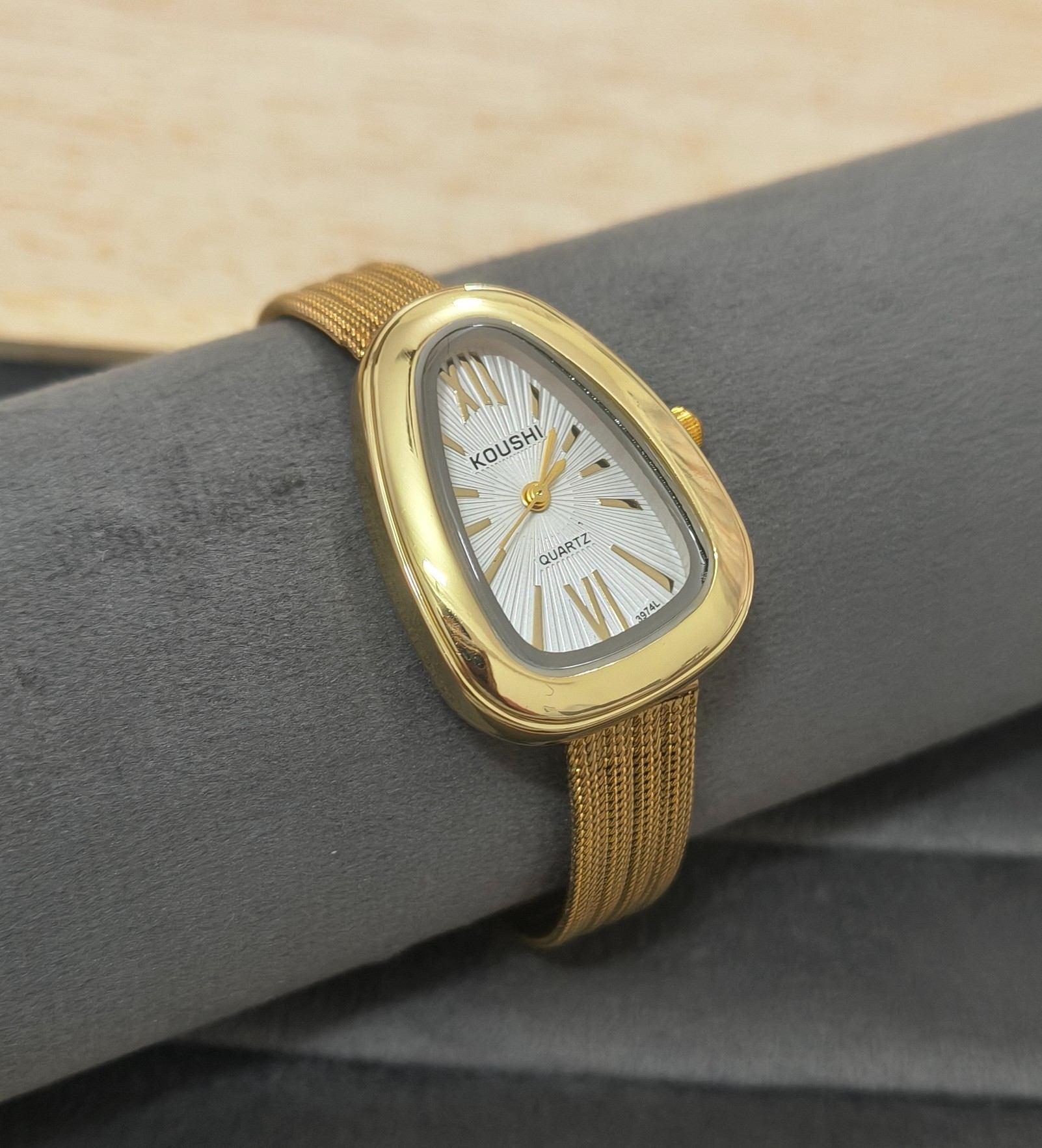 Anti Tarnish Vintage Wrist Watch Shiny Dial 18K Gold Plated