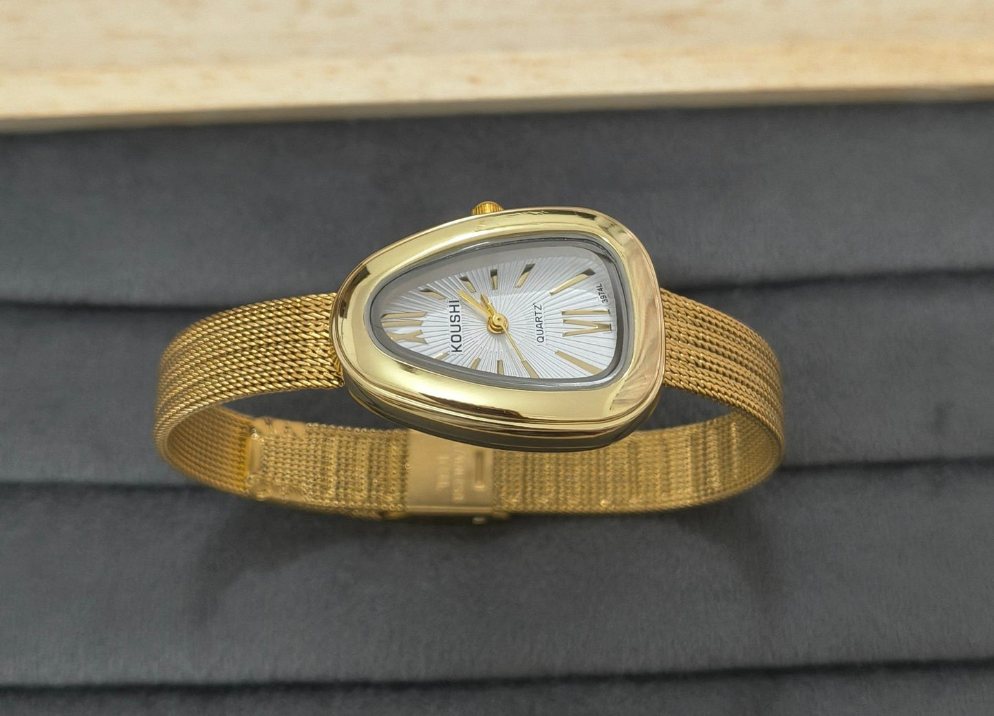Anti Tarnish Vintage Wrist Watch Shiny Dial 18K Gold Plated