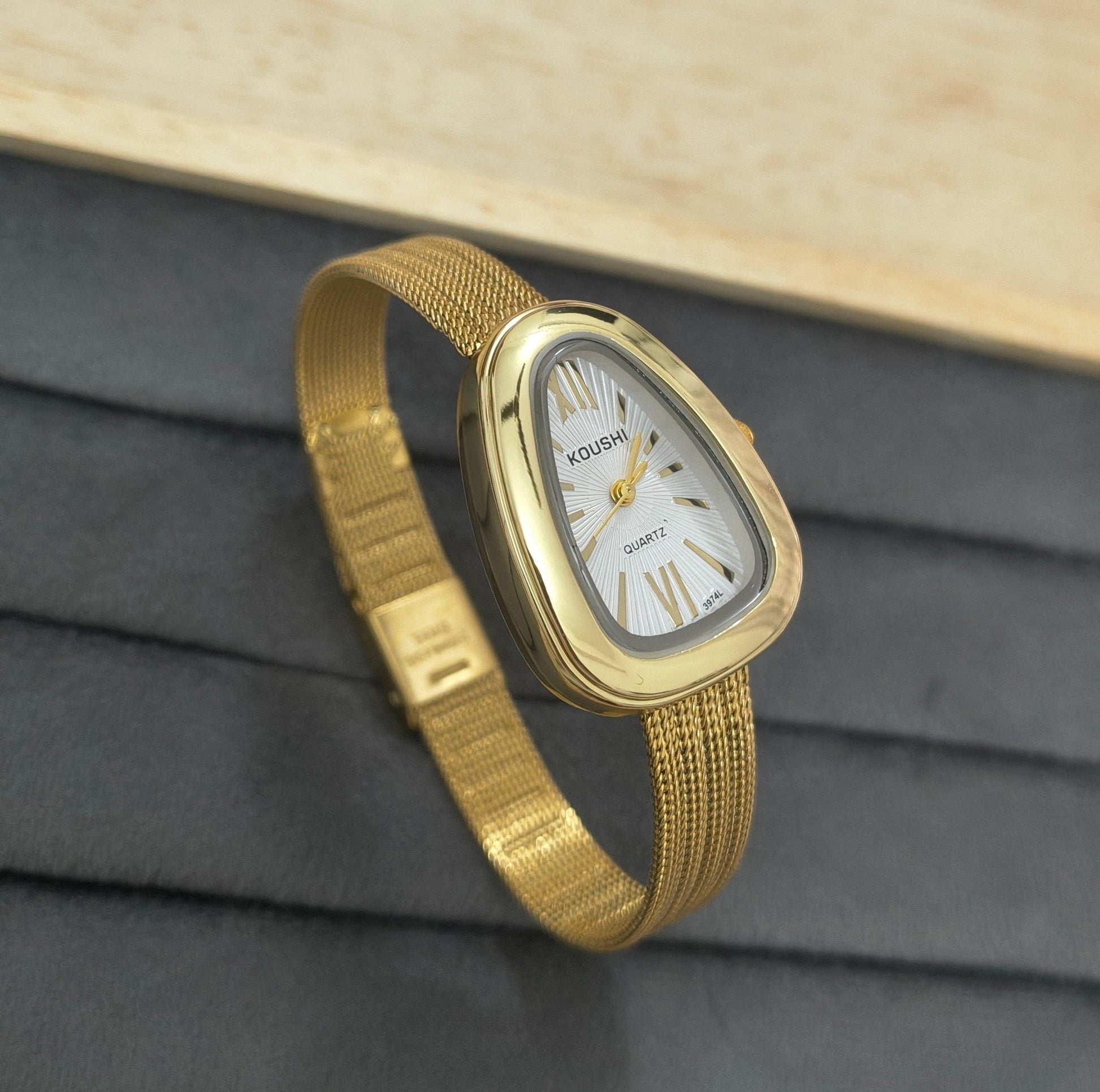 Anti Tarnish Vintage Wrist Watch Shiny Dial 18K Gold Plated