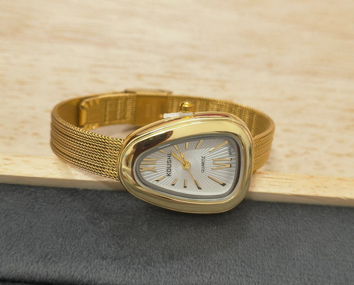 Anti Tarnish Vintage Wrist Watch Shiny Dial 18K Gold Plated