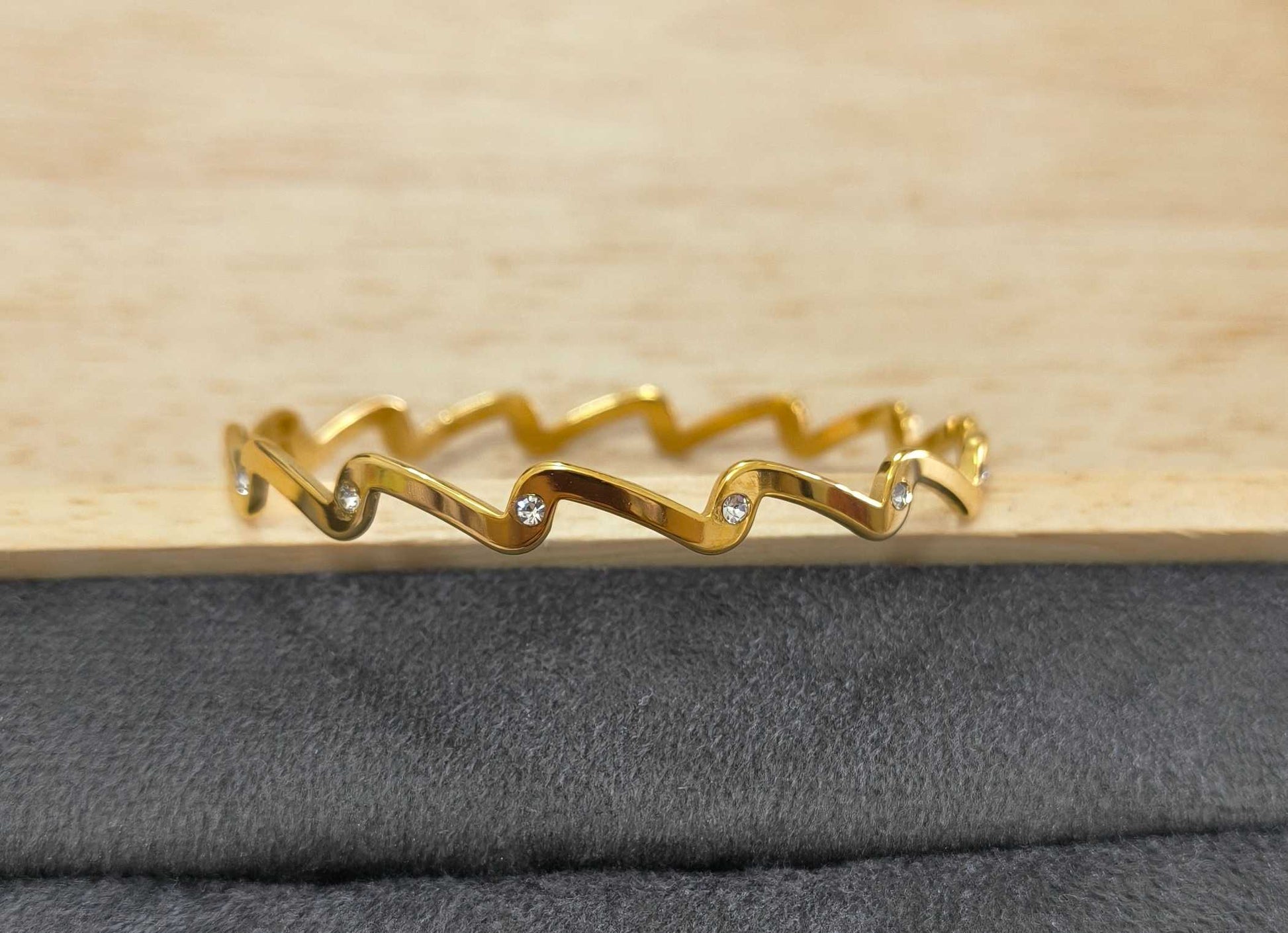Anti Tarnish Wavy Stone Bangle Bracelet 18K Gold Plated
