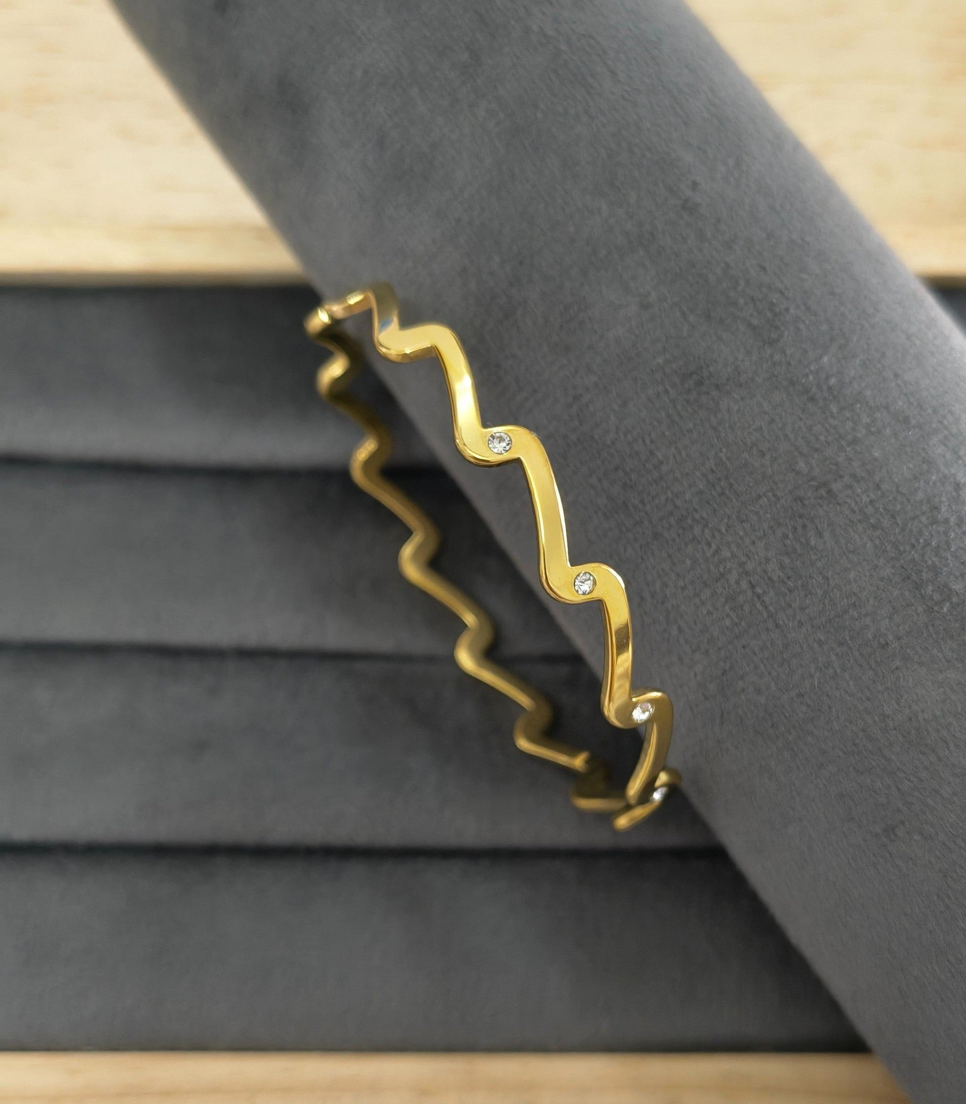 Anti Tarnish Wavy Stone Bangle Bracelet 18K Gold Plated