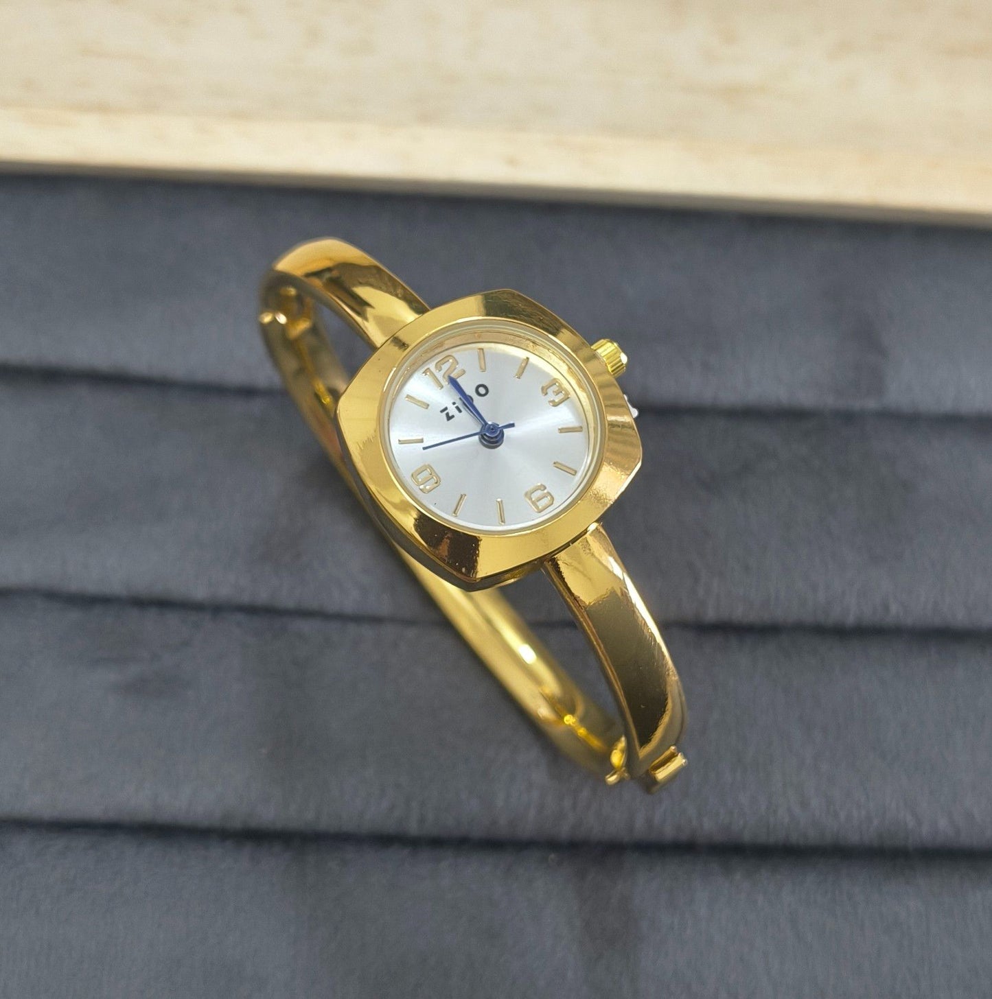 Anti Tarnish Wrist Watch Classic Golden Dial 18K Gold Plated