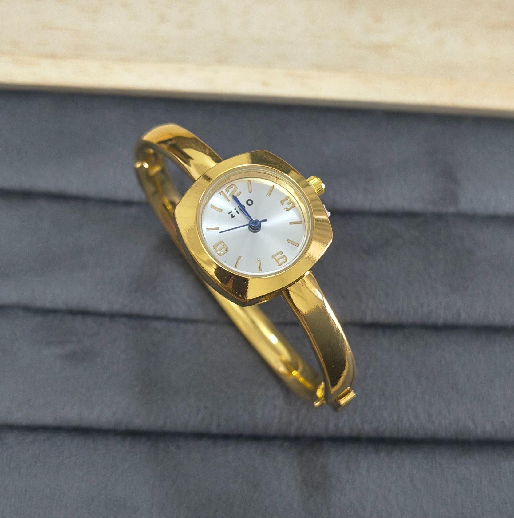 Anti Tarnish Wrist Watch Classic Golden Dial 18K Gold Plated