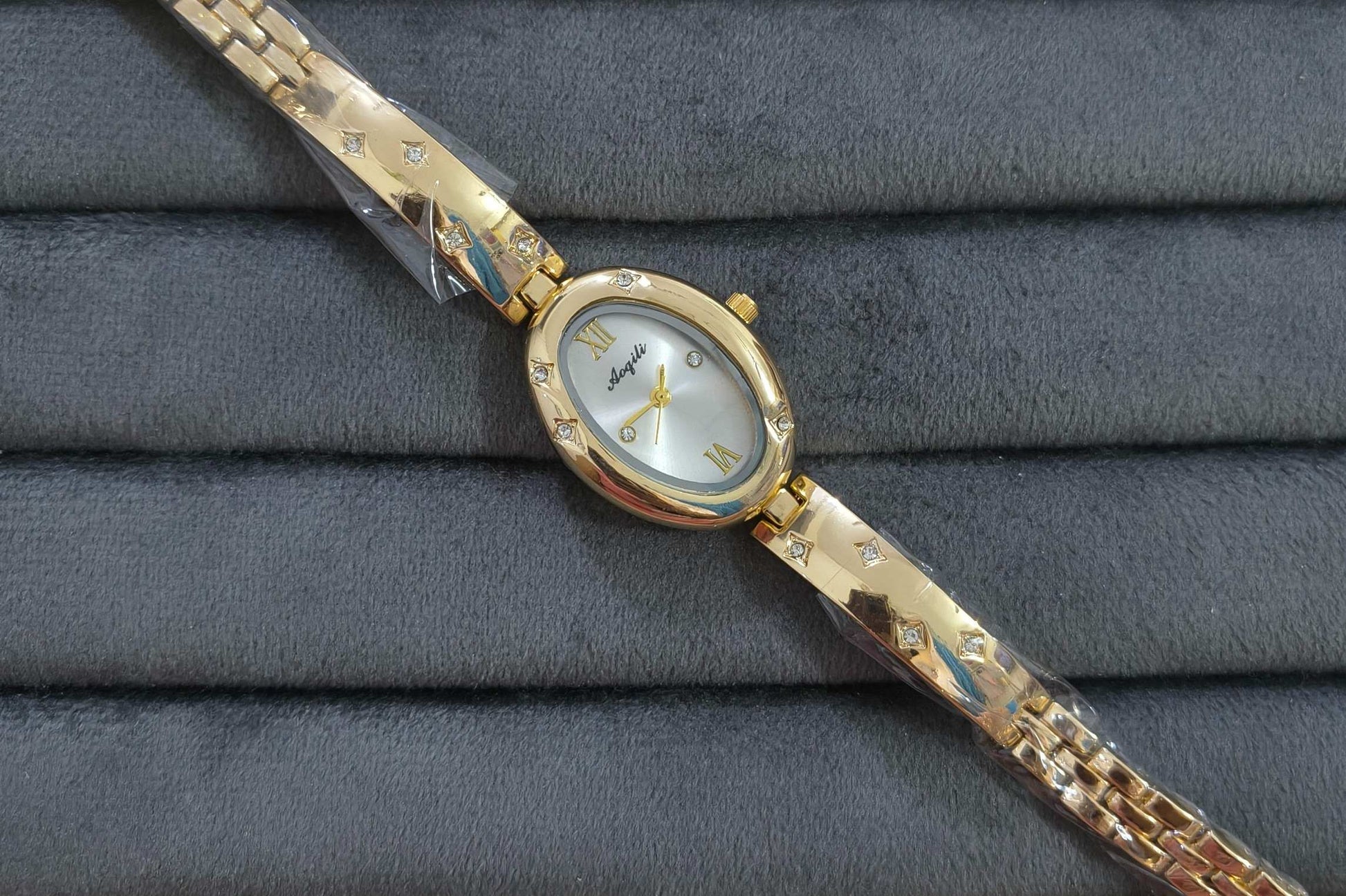 Anti Tarnish Wrist Watch Dazzling Stones 18K Gold Plated