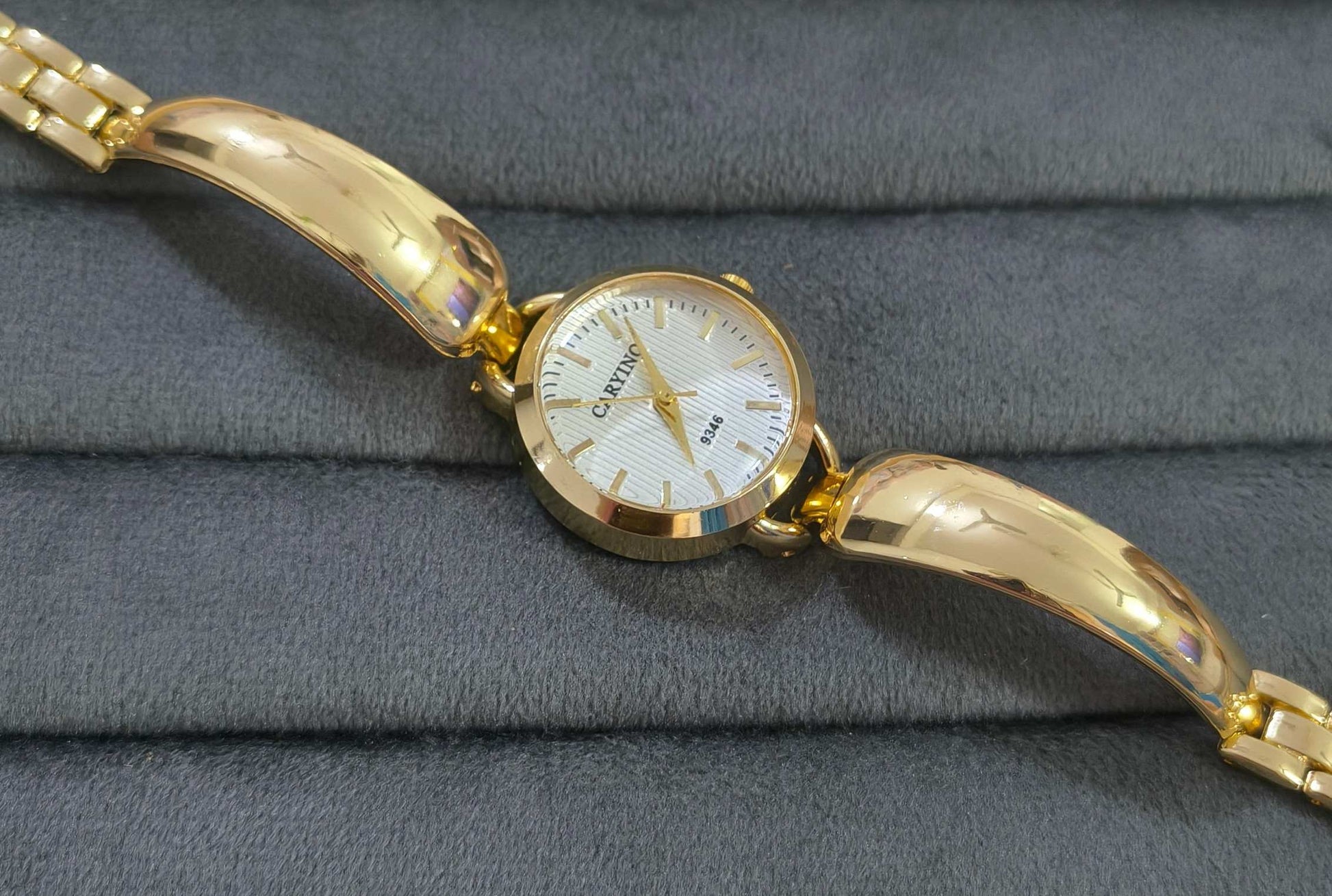 Anti Tarnish Wrist Watch Golden White Dial 18K Gold Plated