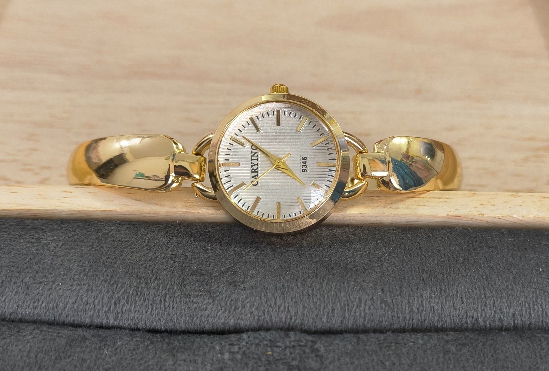 Anti Tarnish Wrist Watch Golden White Dial 18K Gold Plated