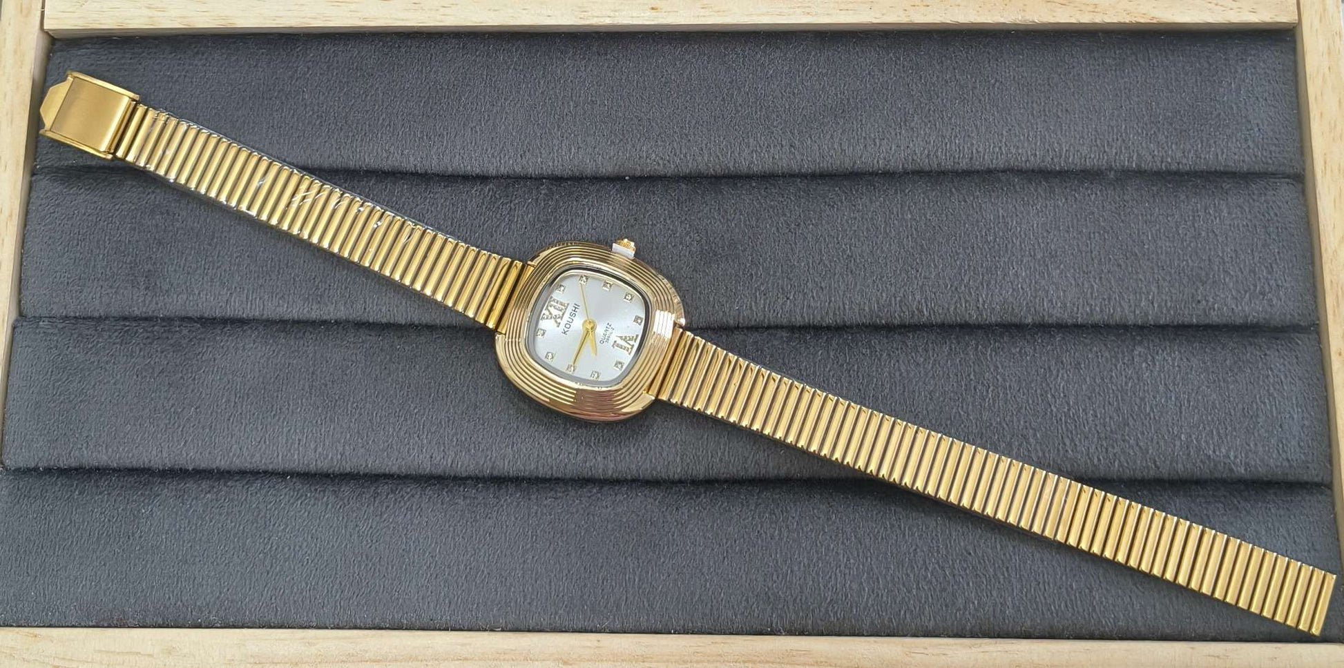Anti Tarnish Wrist Watch Stone Studded Dial 18K Gold Plated
