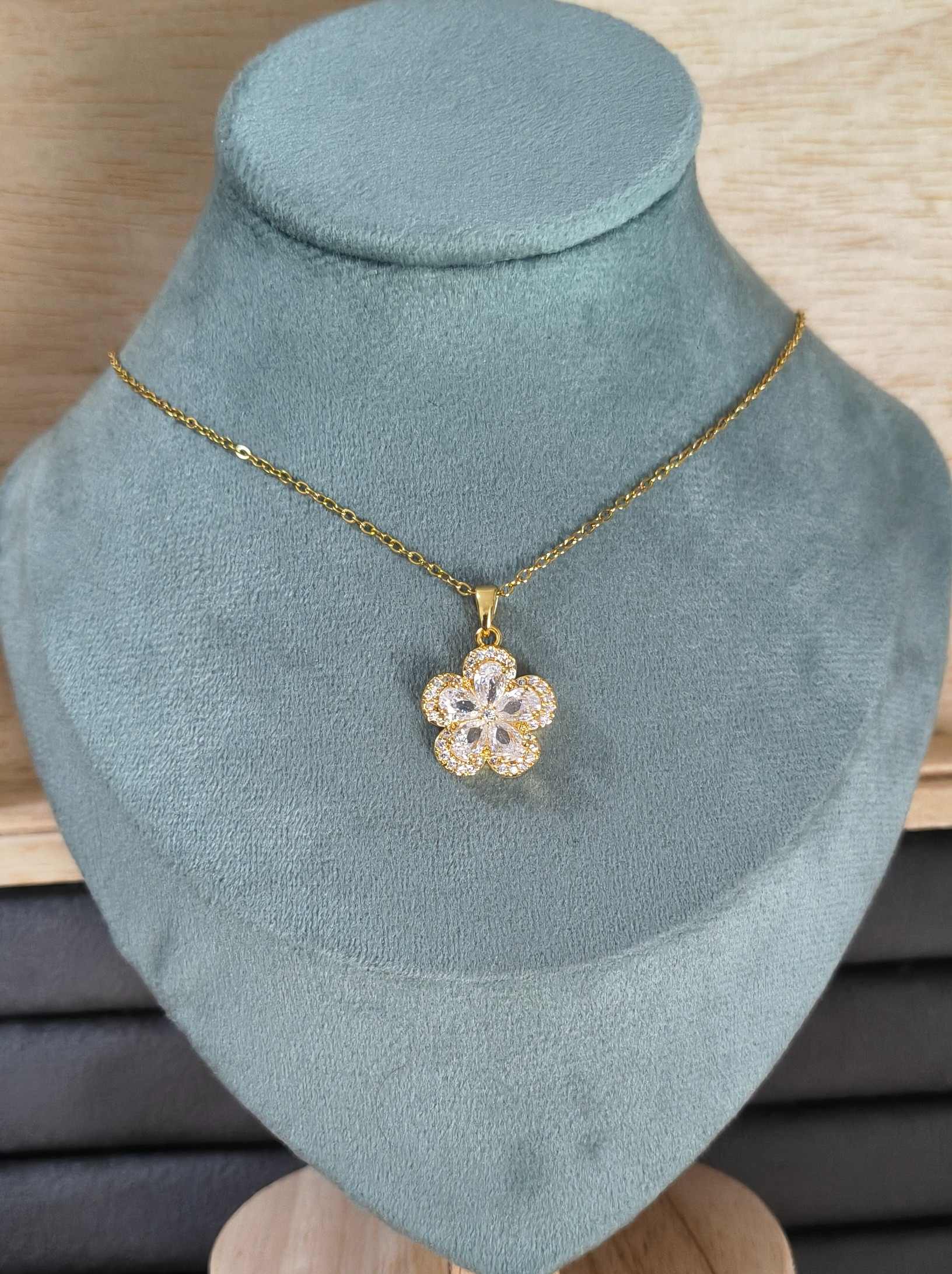 Anti Tarnish Zircon Flower Gold Necklace 18K Gold Plated