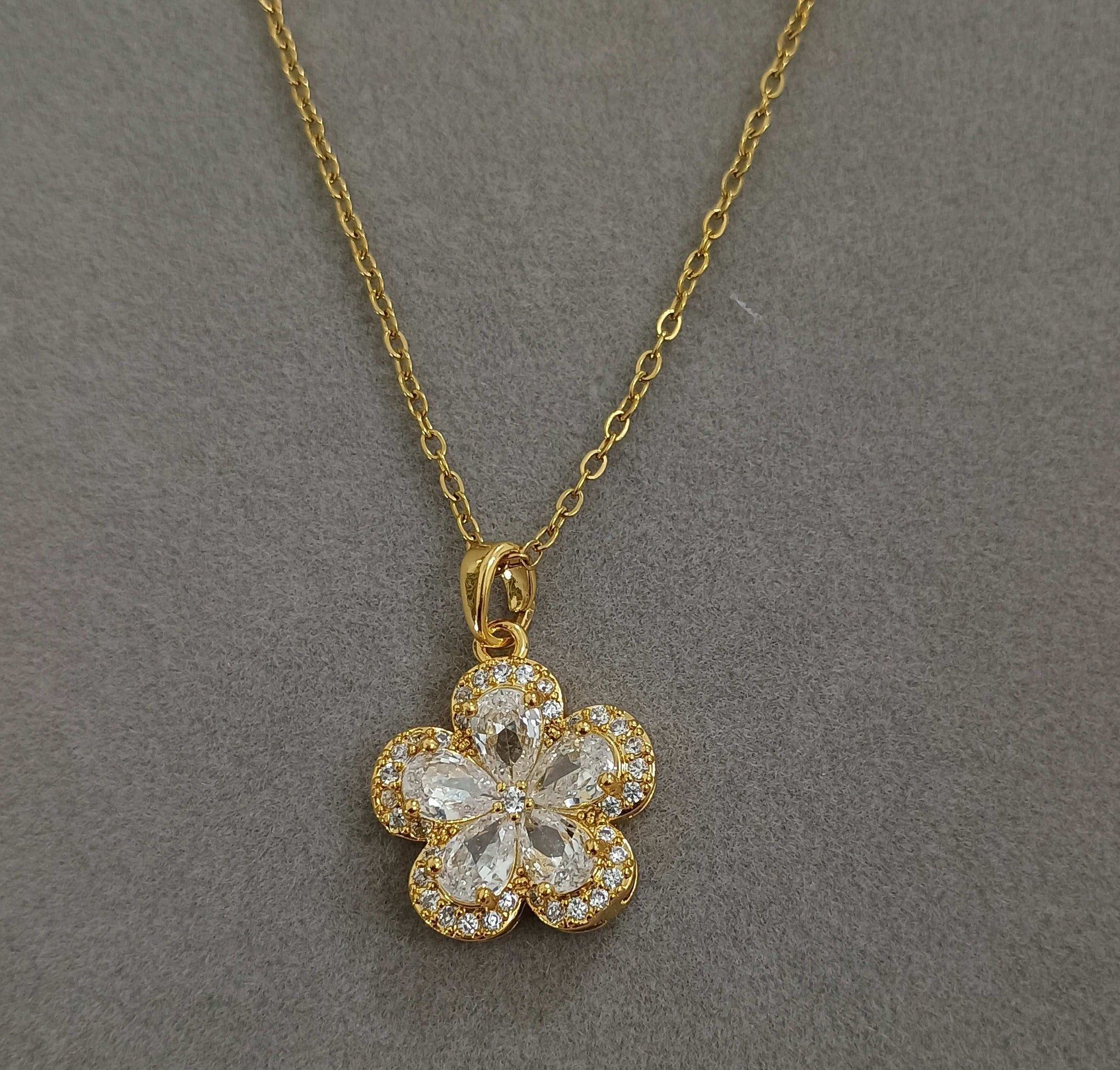 Anti Tarnish Zircon Flower Gold Necklace 18K Gold Plated
