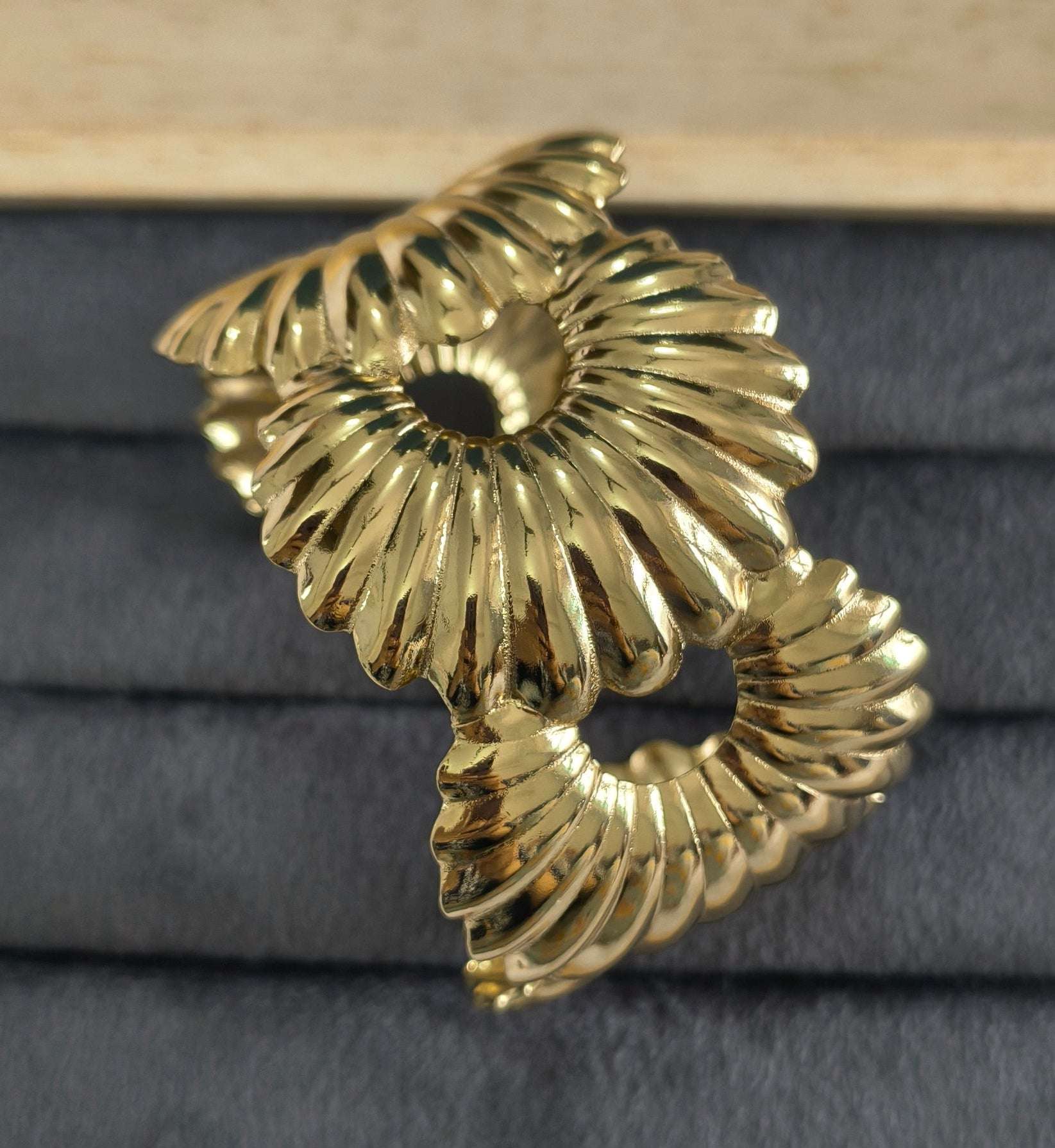 Antitarnish Bold Shell Design Cuff Bracelet 18K Gold Plated