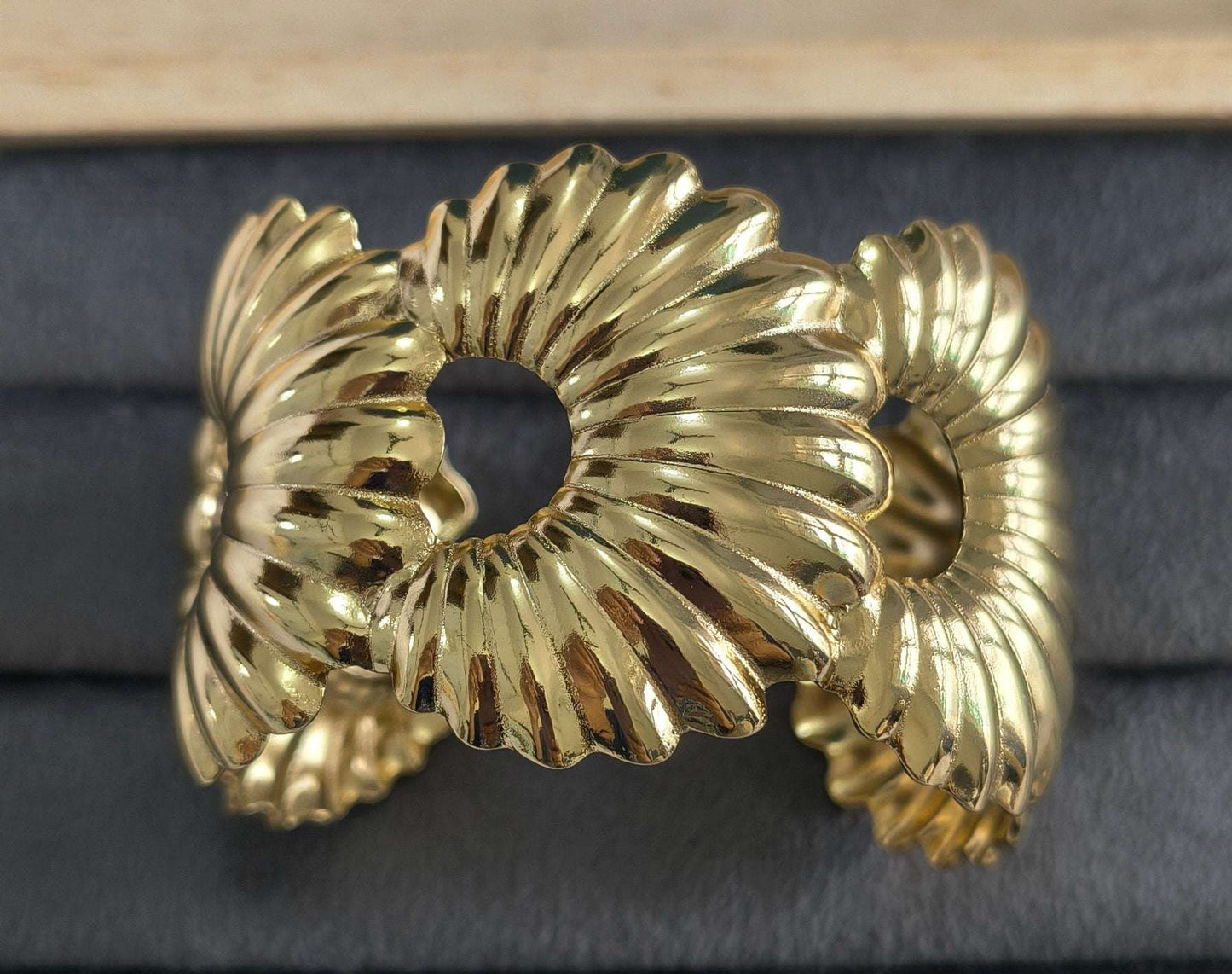 Antitarnish Bold Shell Design Cuff Bracelet 18K Gold Plated