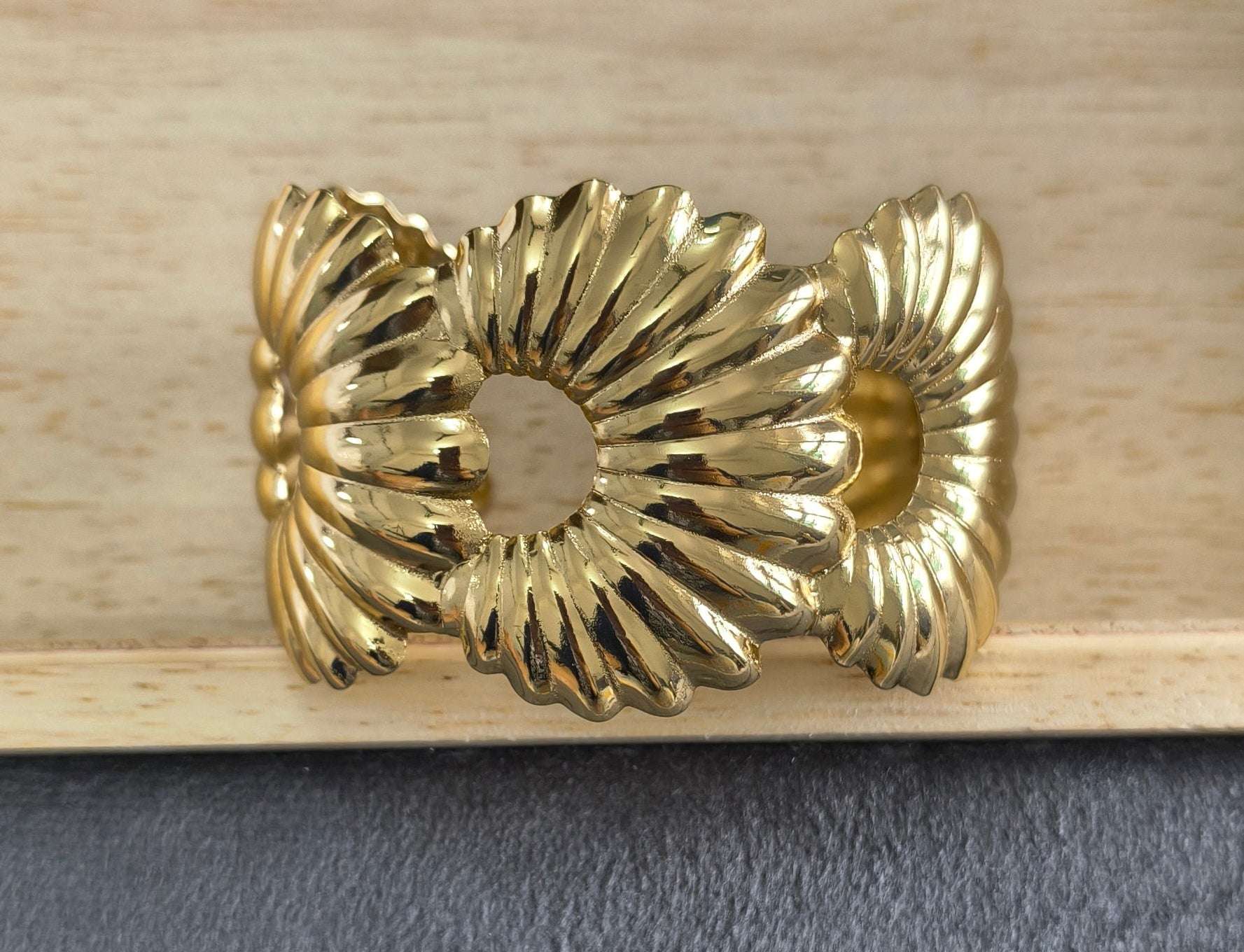 Antitarnish Bold Shell Design Cuff Bracelet 18K Gold Plated