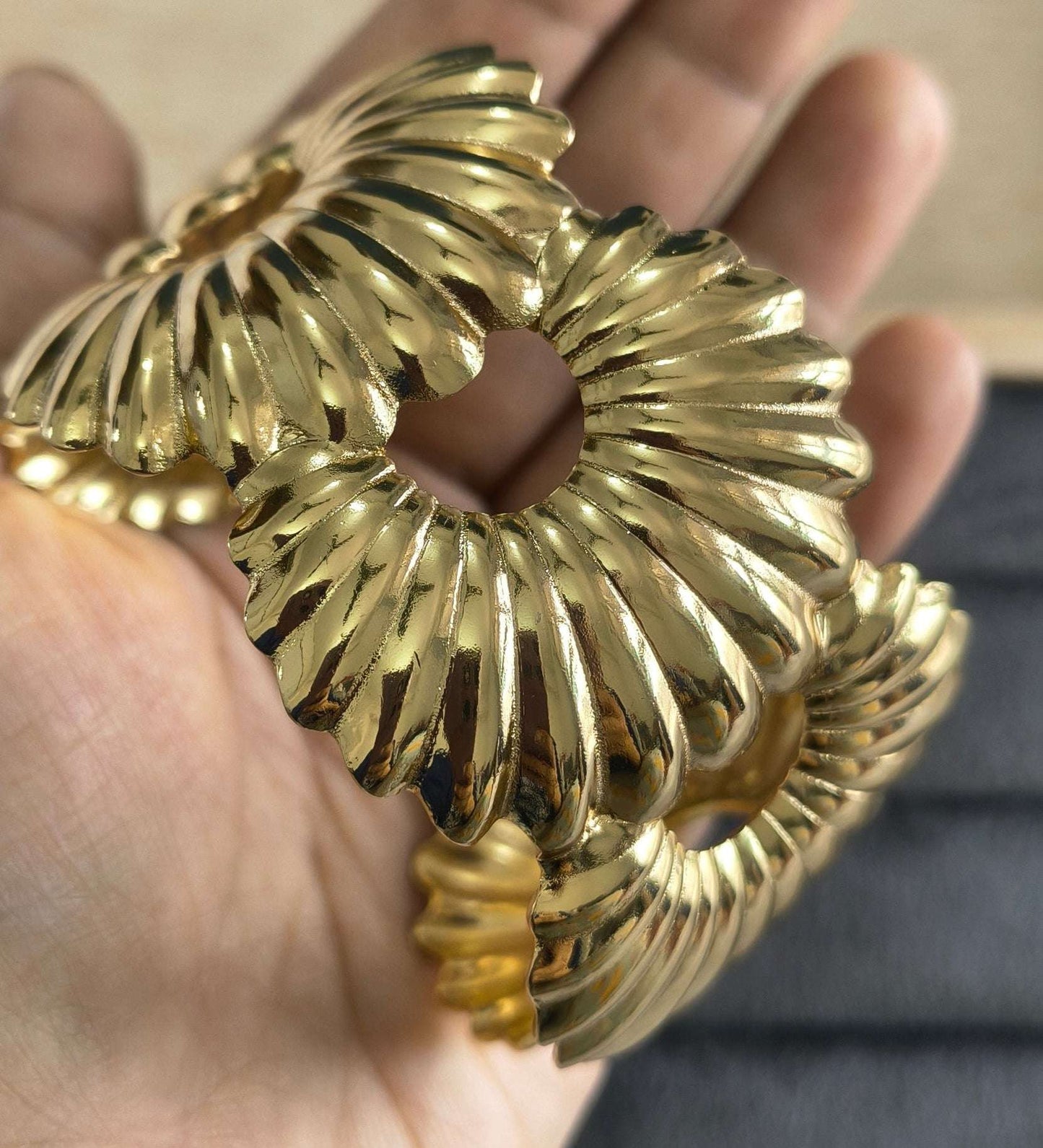 Antitarnish Bold Shell Design Cuff Bracelet 18K Gold Plated