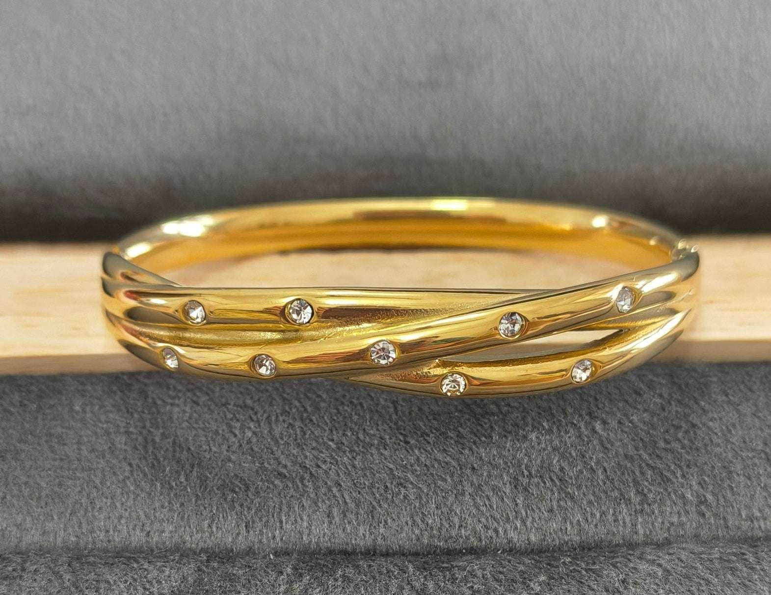 Antitarnish Dazzling Crisscross Bracelet 18K Gold Plated