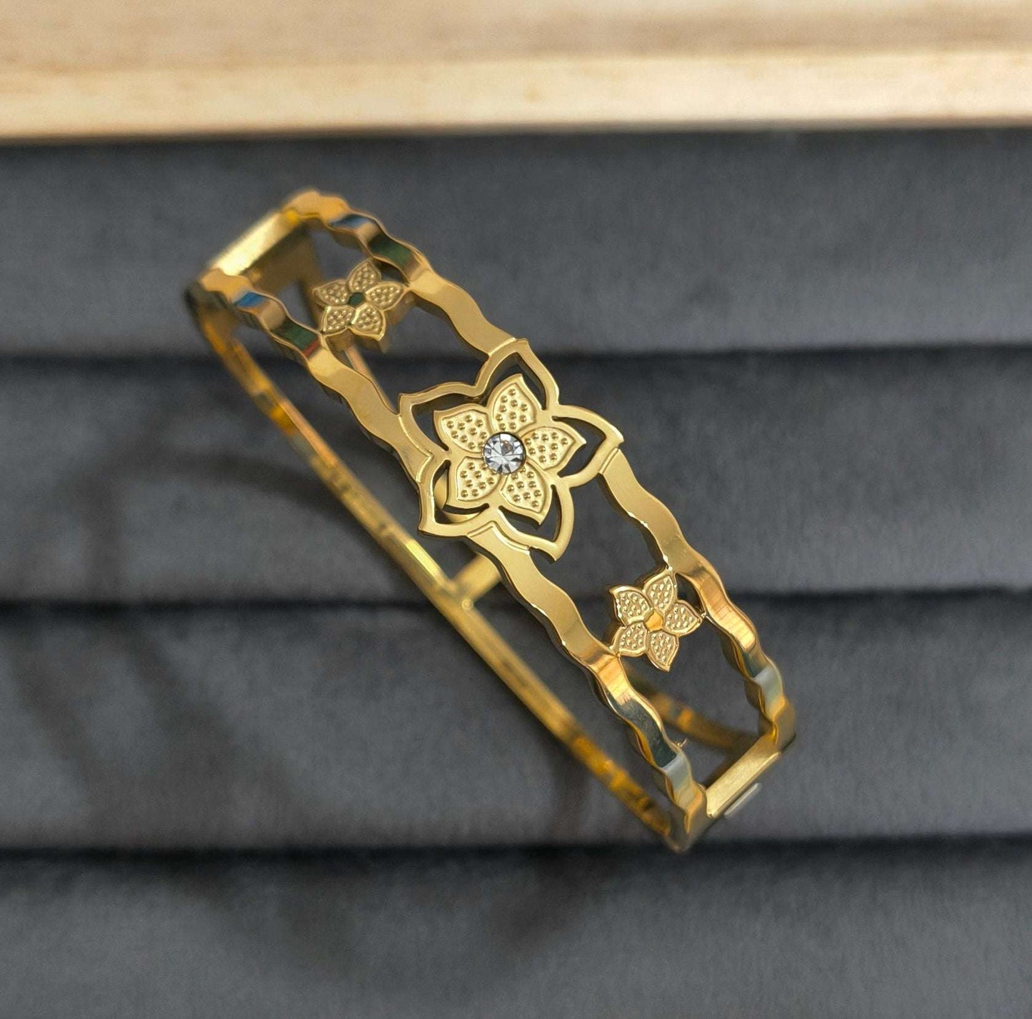 Antitarnish Fancy Floral Bracelet 18K Gold Plated