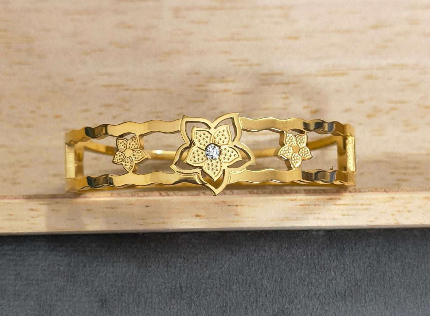 Antitarnish Fancy Floral Bracelet 18K Gold Plated