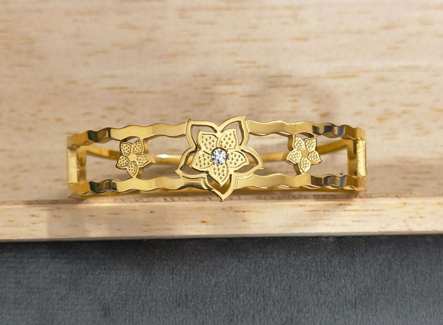 Antitarnish Fancy Floral Bracelet 18K Gold Plated
