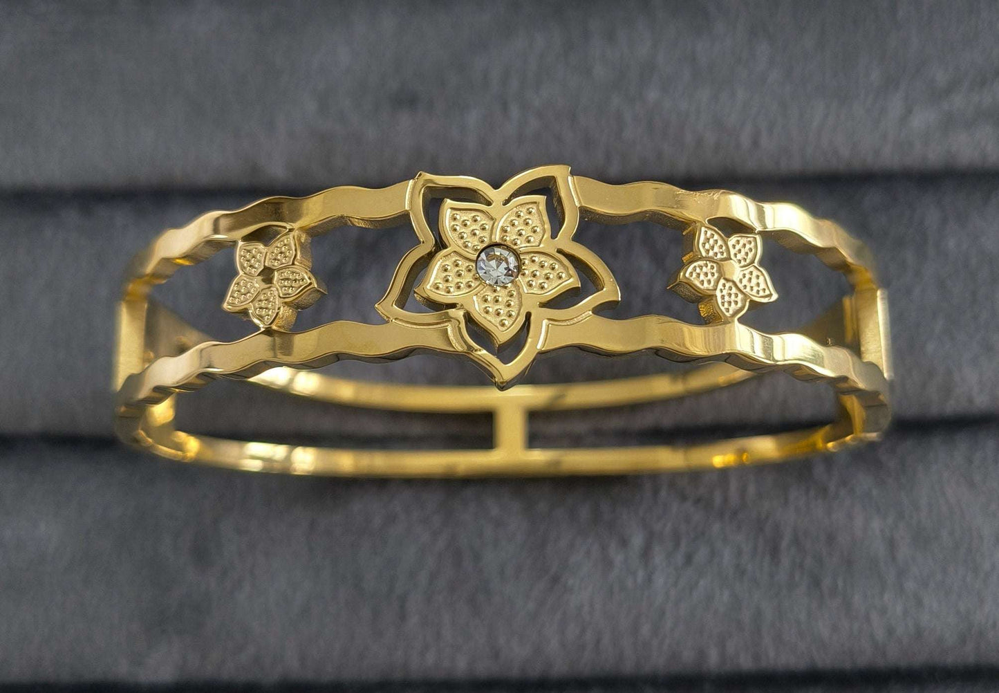 Antitarnish Fancy Floral Bracelet 18K Gold Plated