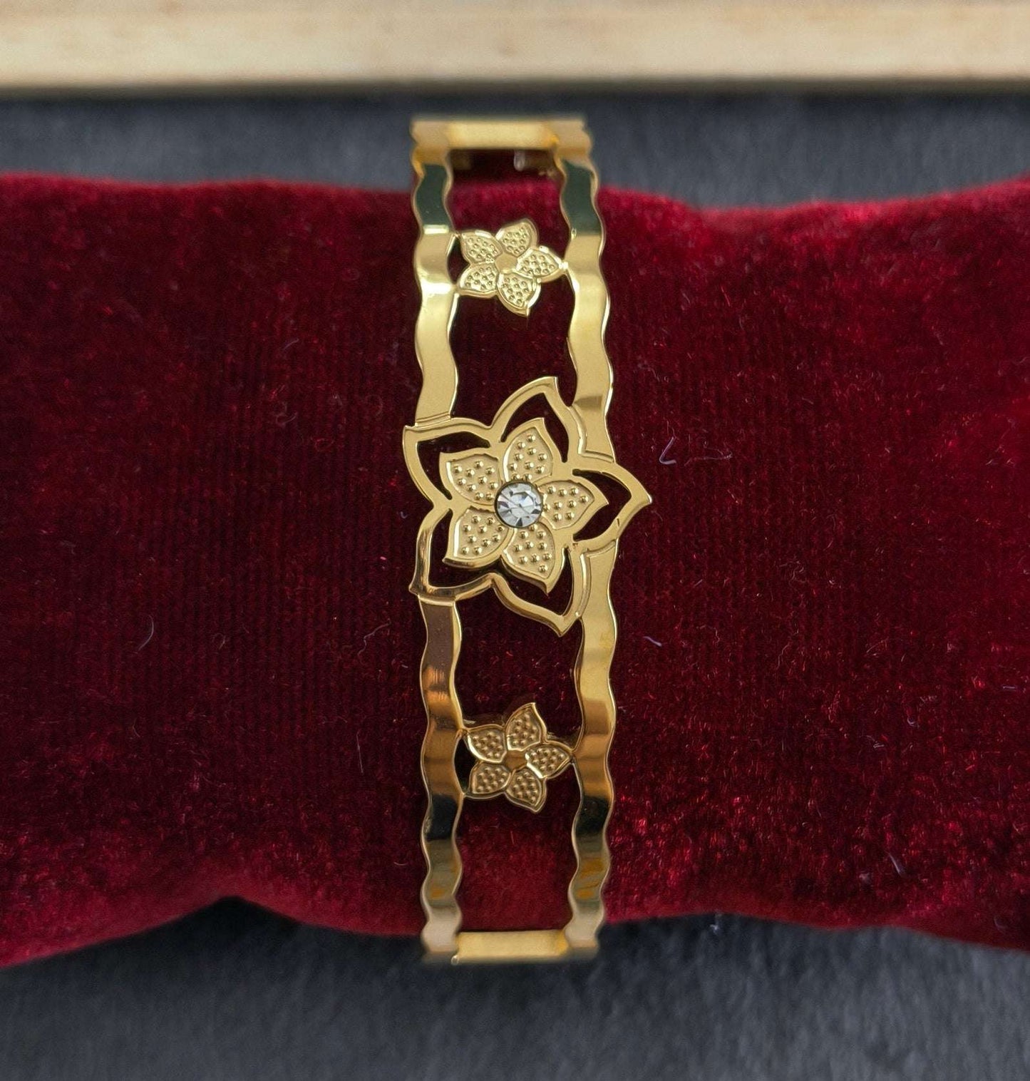 Antitarnish Fancy Floral Bracelet 18K Gold Plated
