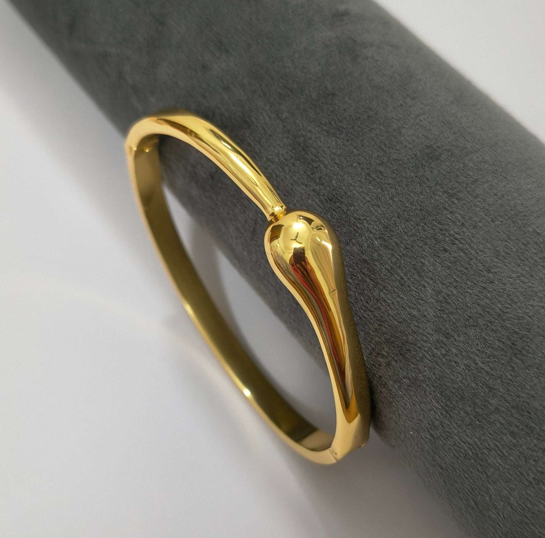 Antitarnish Fashionable Solid Bracelet 18K Gold Plated