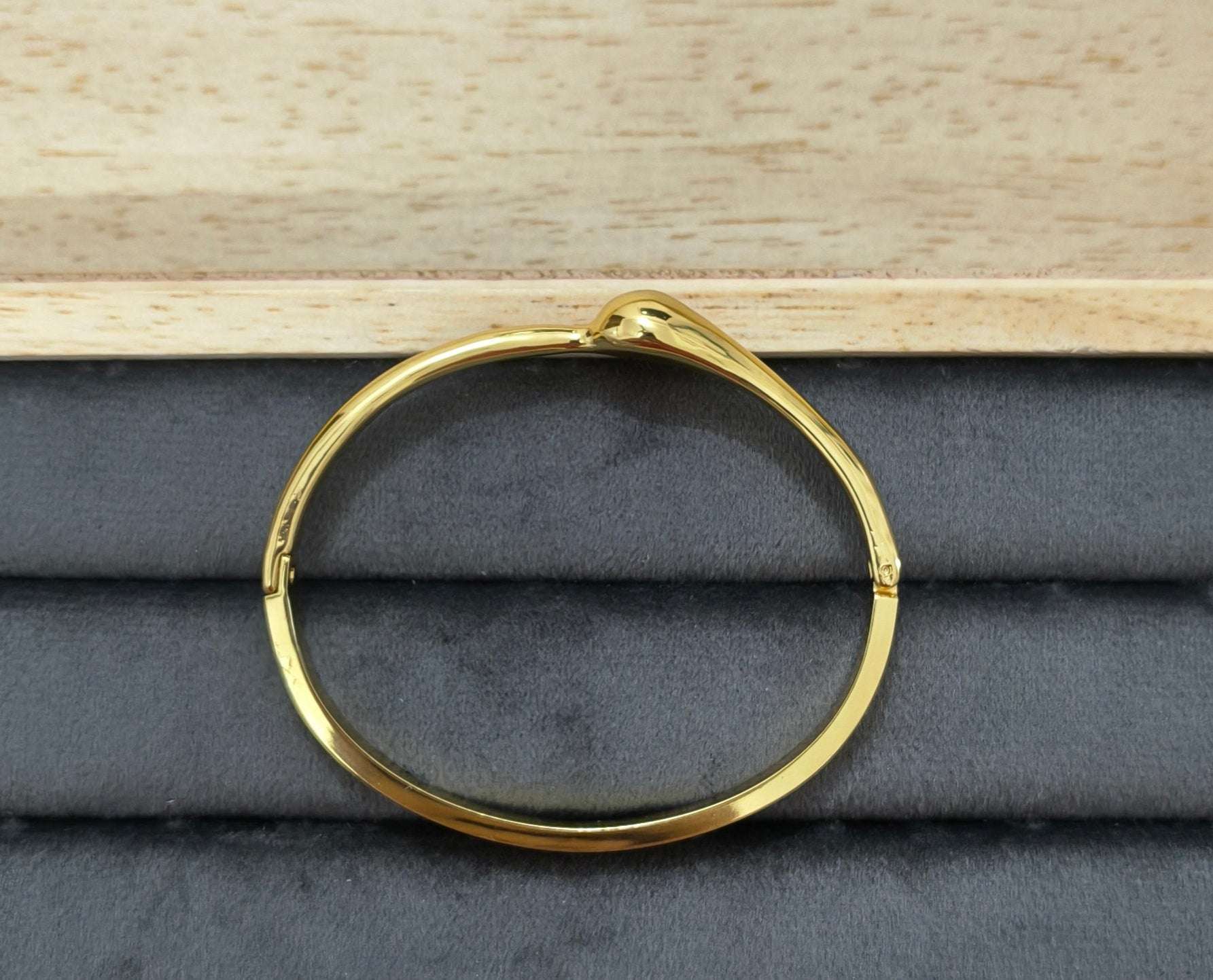 Antitarnish Fashionable Solid Bracelet 18K Gold Plated