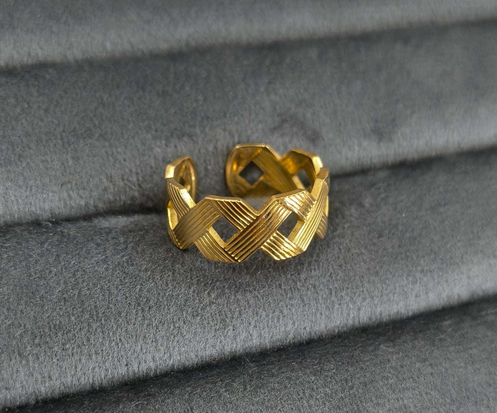 Antitarnish Golden Intertwined Ring 18K Gold Plated
