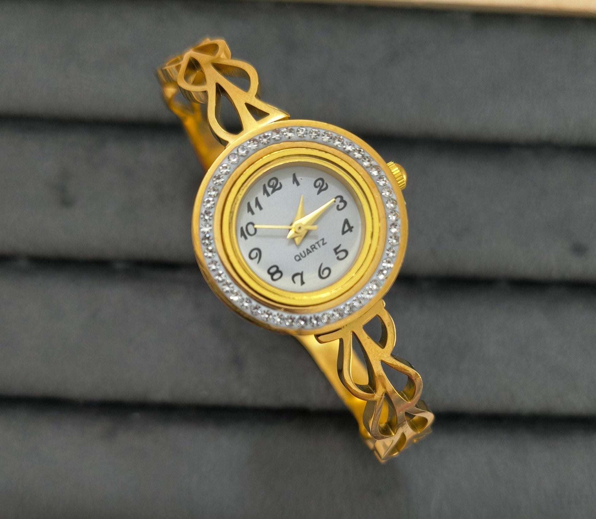 Antitarnish Leaf Style Openable Bracelet Watch 18K Gold Plated