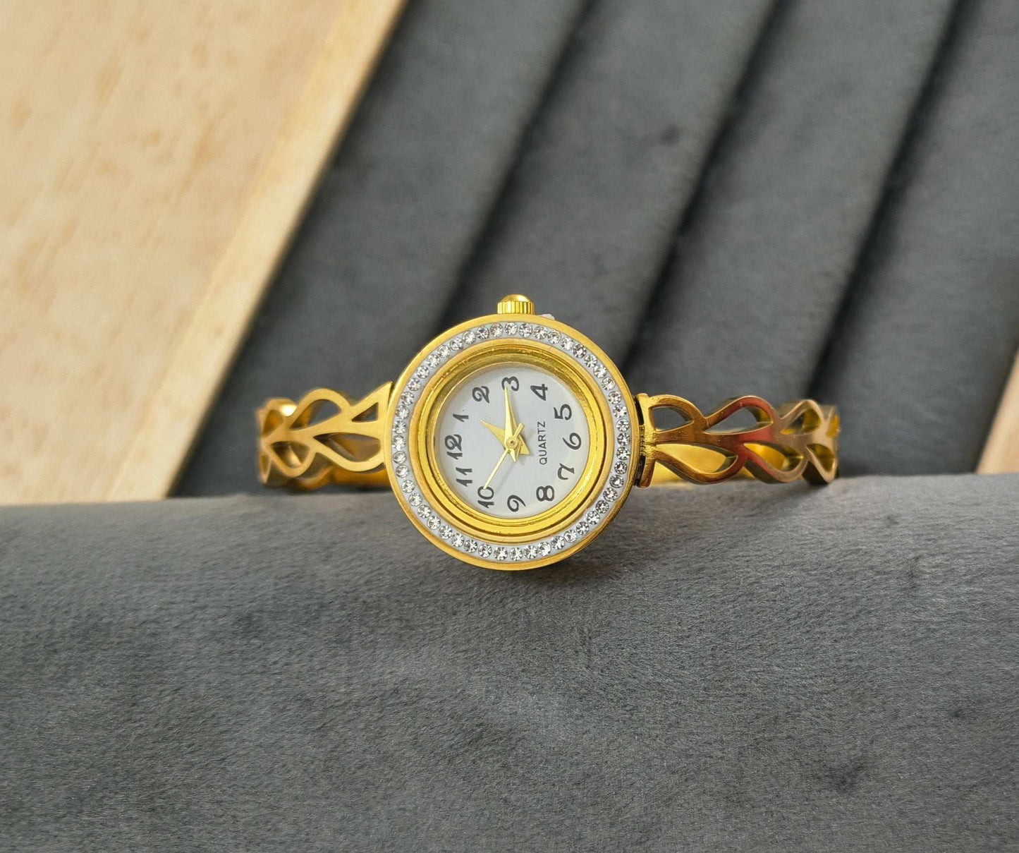 Antitarnish Leaf Style Openable Bracelet Watch 18K Gold Plated