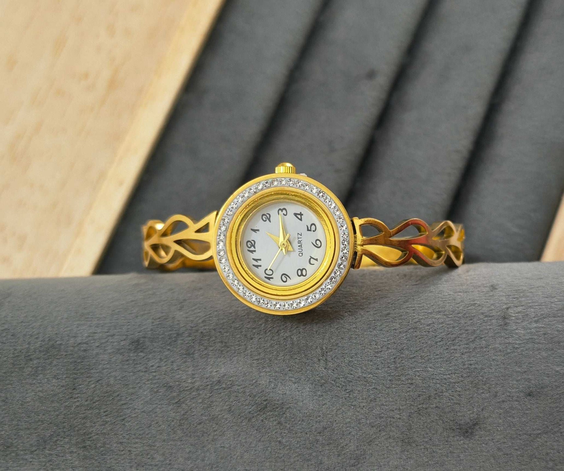 Antitarnish Leaf Style Openable Bracelet Watch 18K Gold Plated