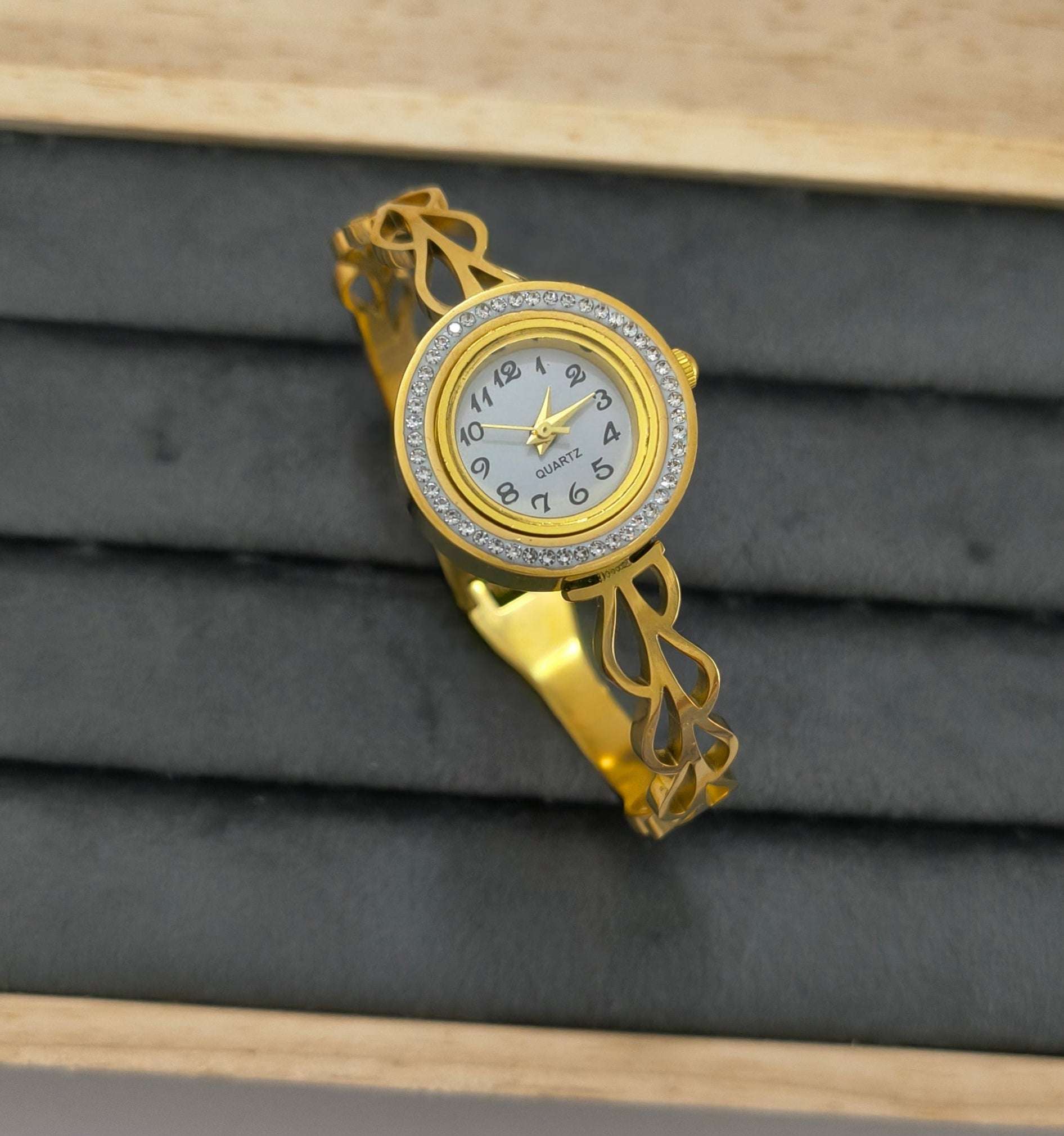 Antitarnish Leaf Style Openable Bracelet Watch 18K Gold Plated