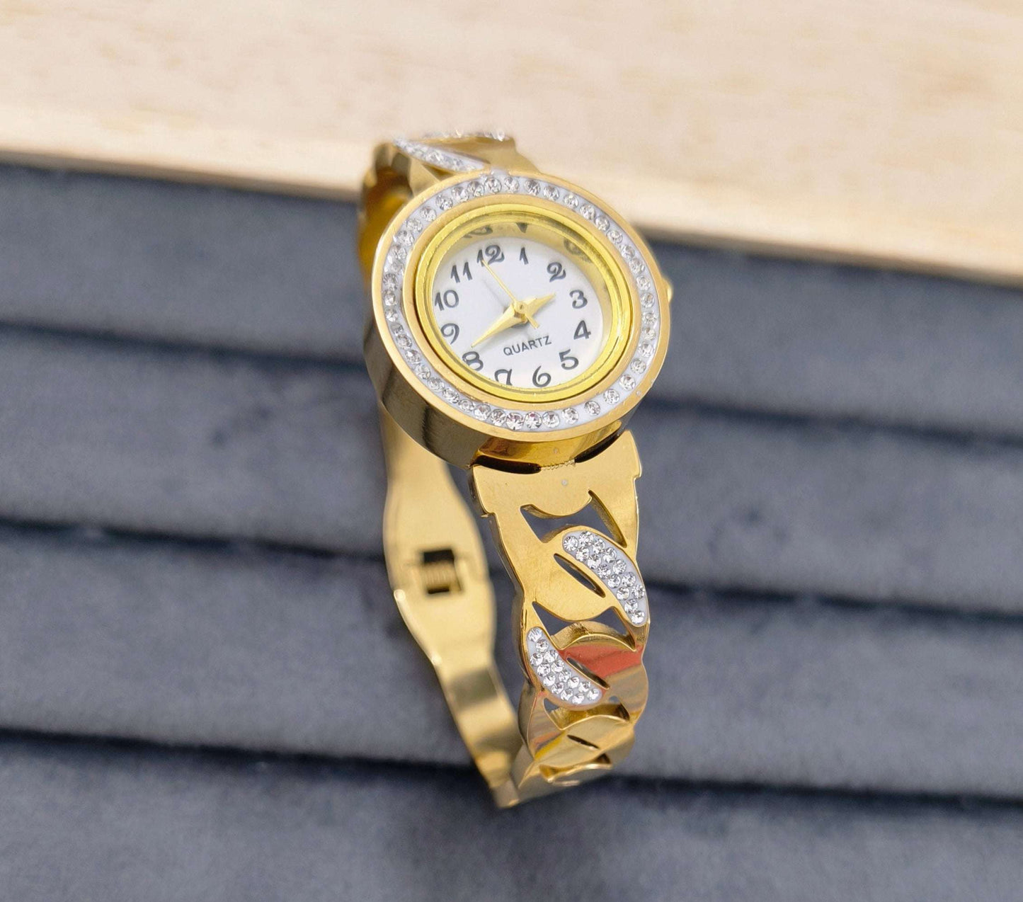 Antitarnish Luxurious Openable Bracelet Watch 18K Gold Plated