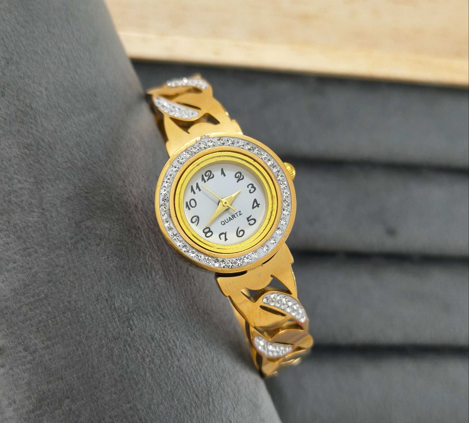 Antitarnish Luxurious Openable Bracelet Watch 18K Gold Plated