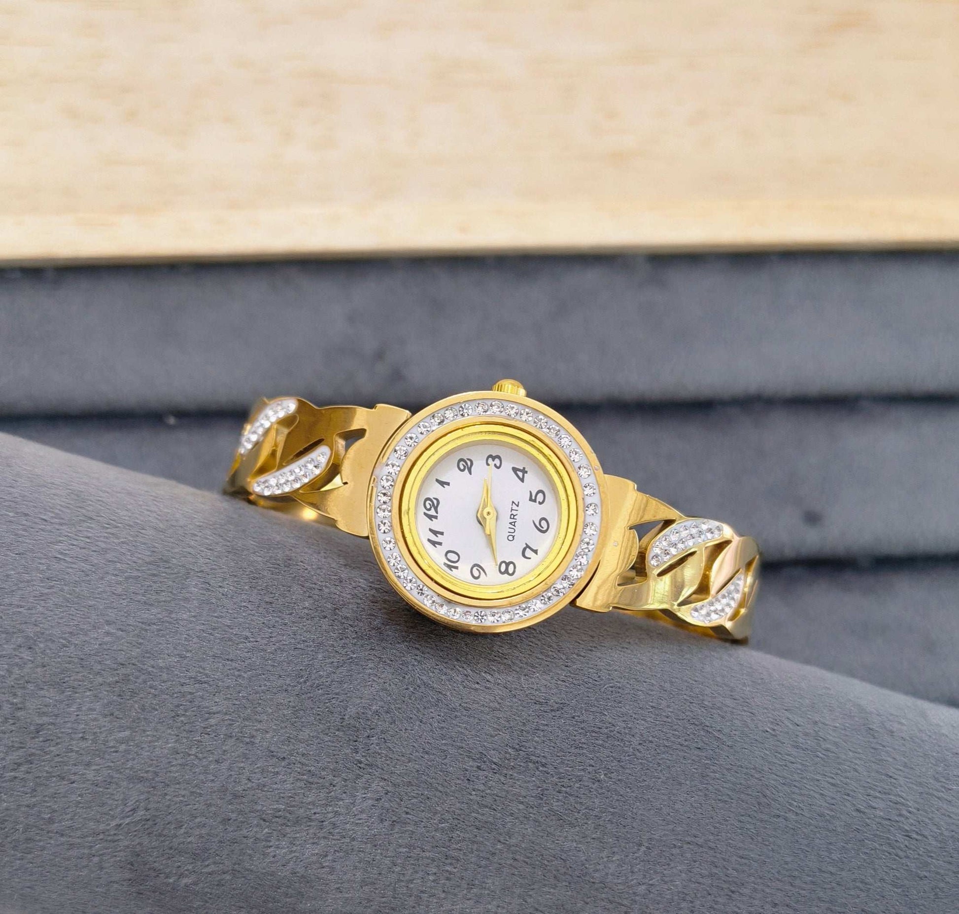 Antitarnish Luxurious Openable Bracelet Watch 18K Gold Plated