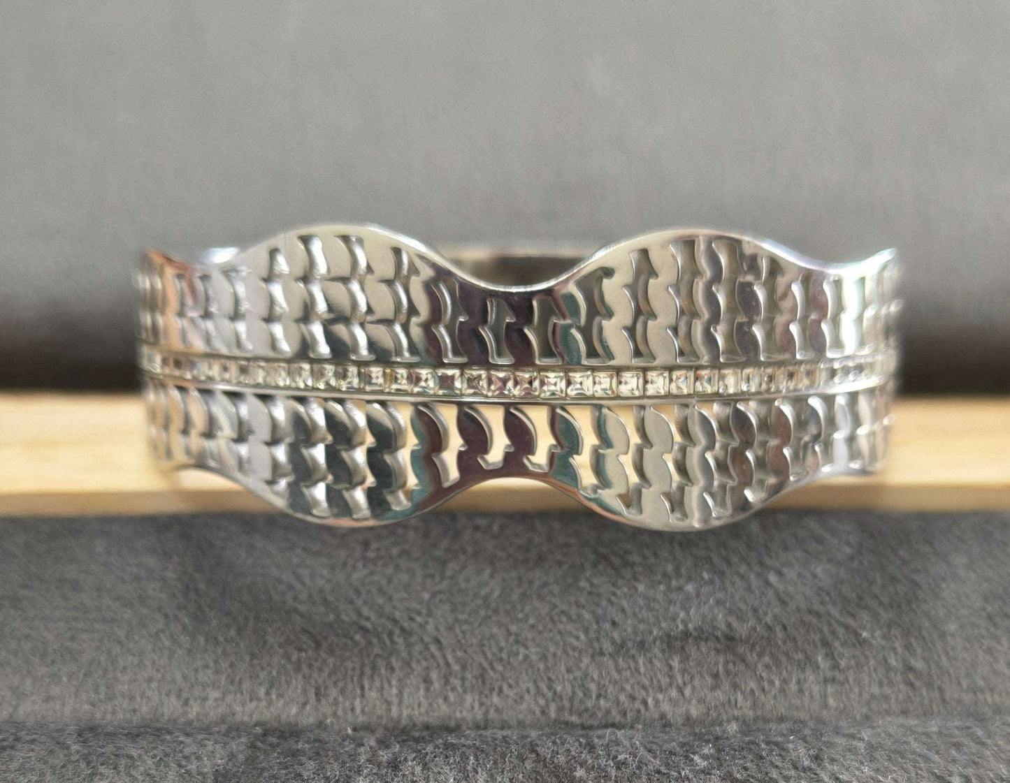 Antitarnish Shiny Waves Wide Bracelet Silver Plated