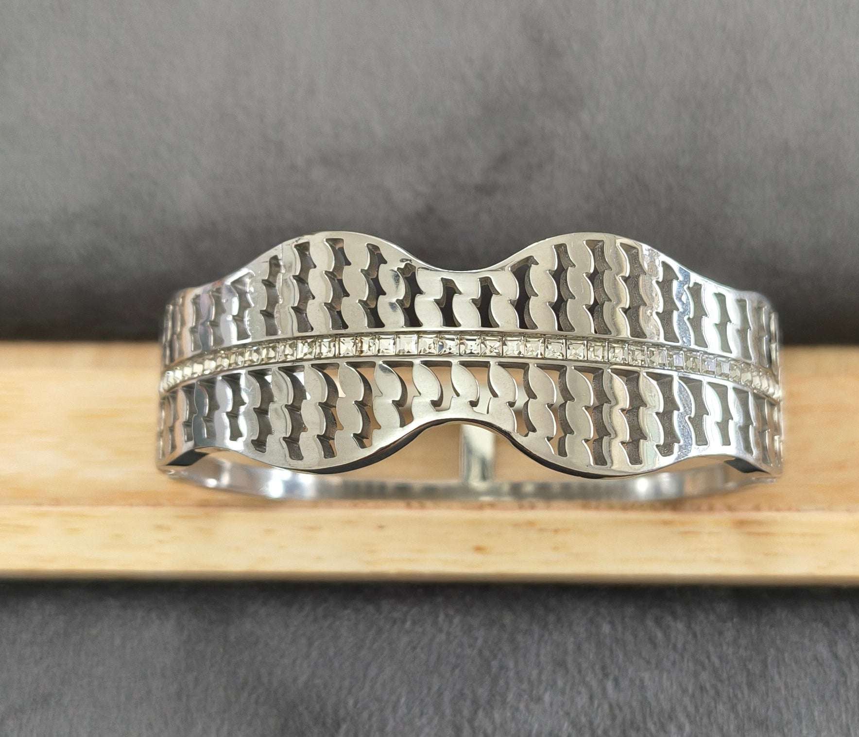 Antitarnish Shiny Waves Wide Bracelet Silver Plated