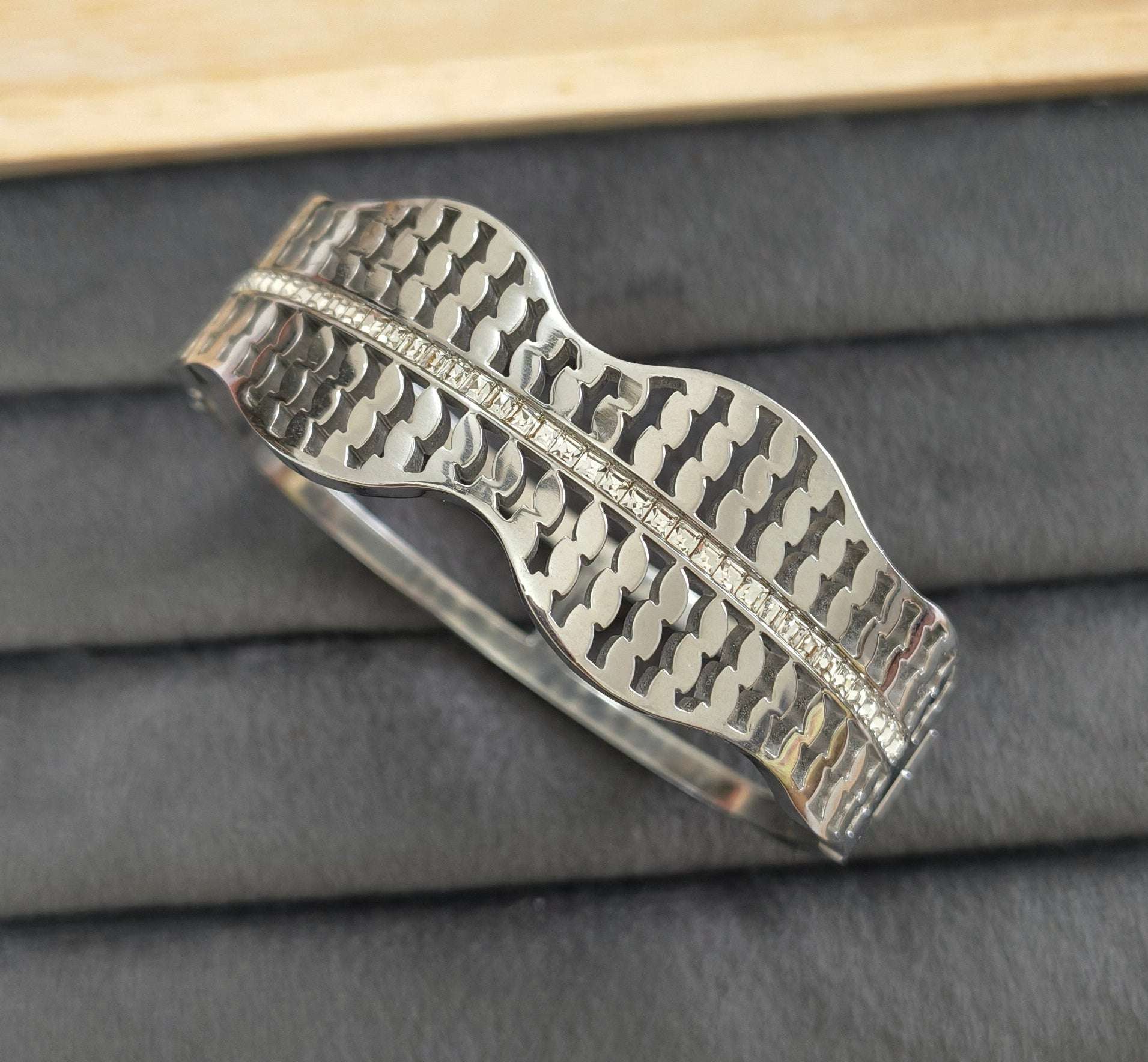 Antitarnish Shiny Waves Wide Bracelet Silver Plated