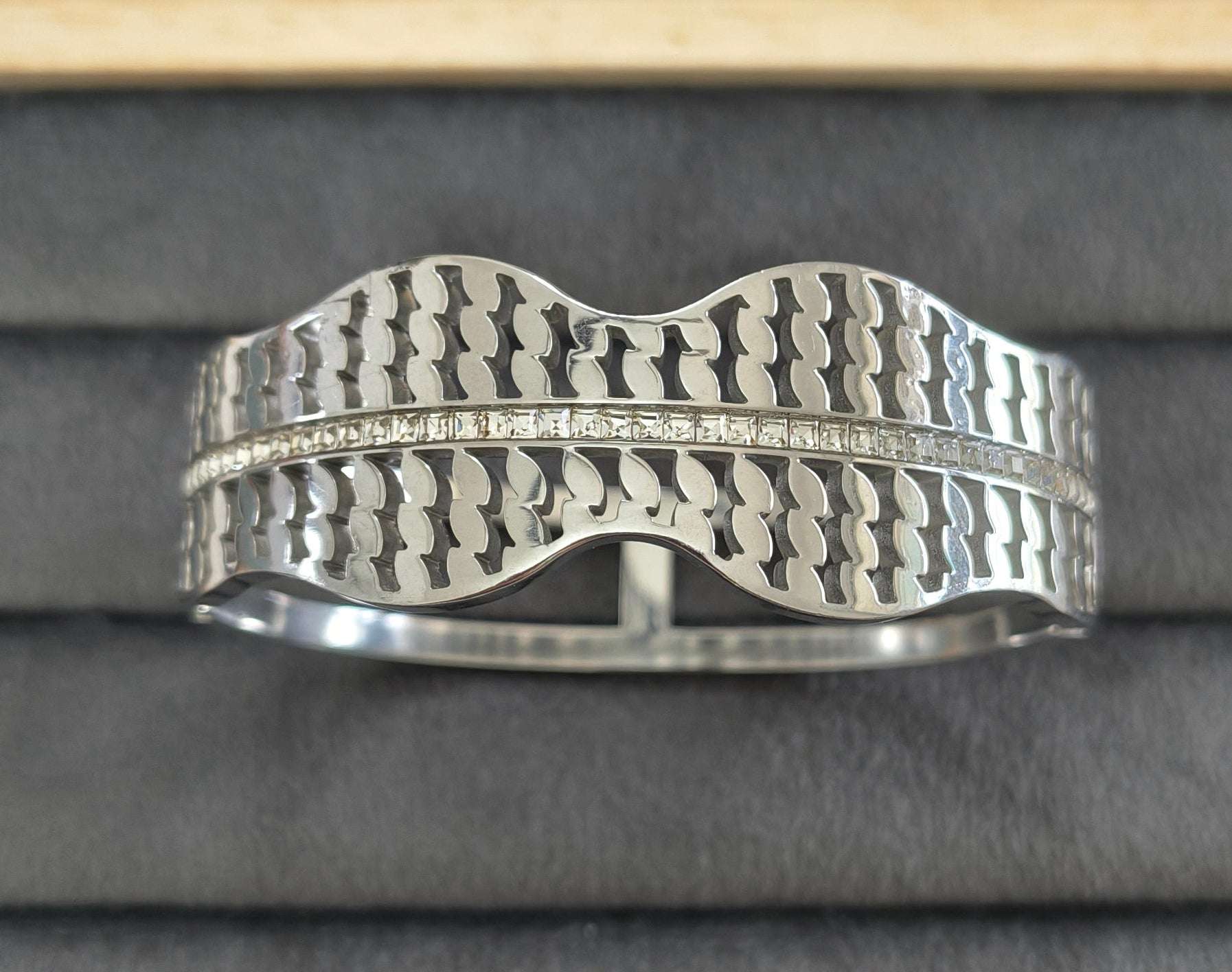 Antitarnish Shiny Waves Wide Bracelet Silver Plated