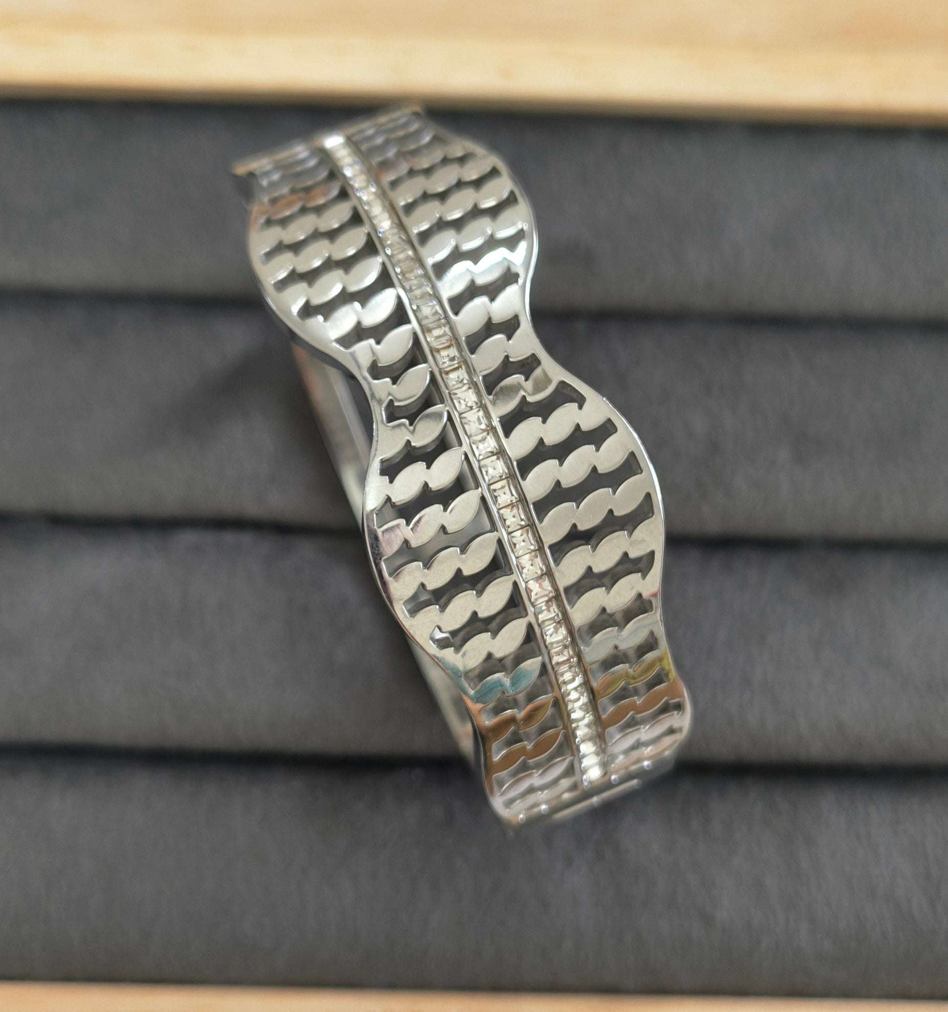 Antitarnish Shiny Waves Wide Bracelet Silver Plated
