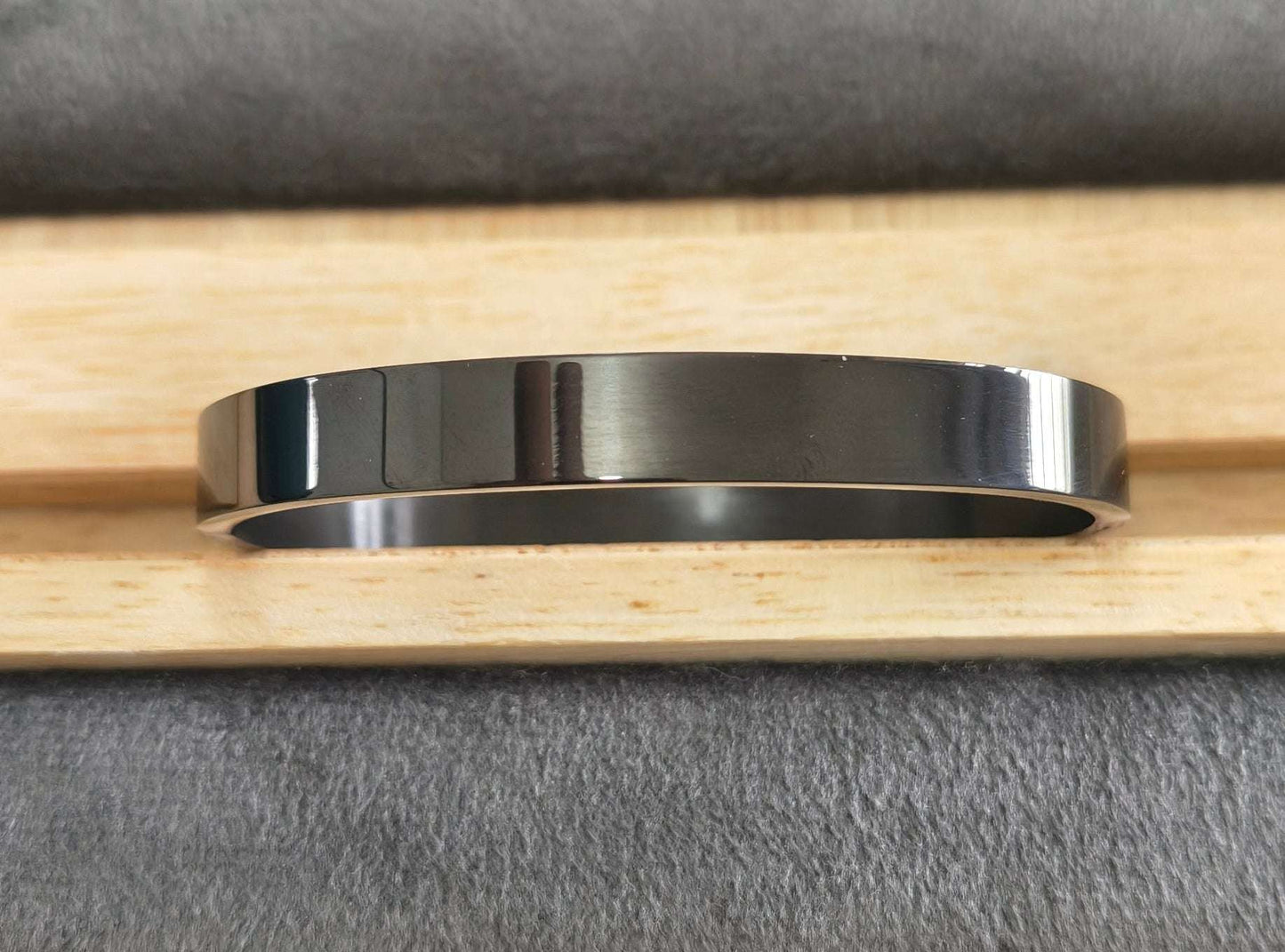 Antitarnish Silver Plated Plain Black Color Men's Bracelet