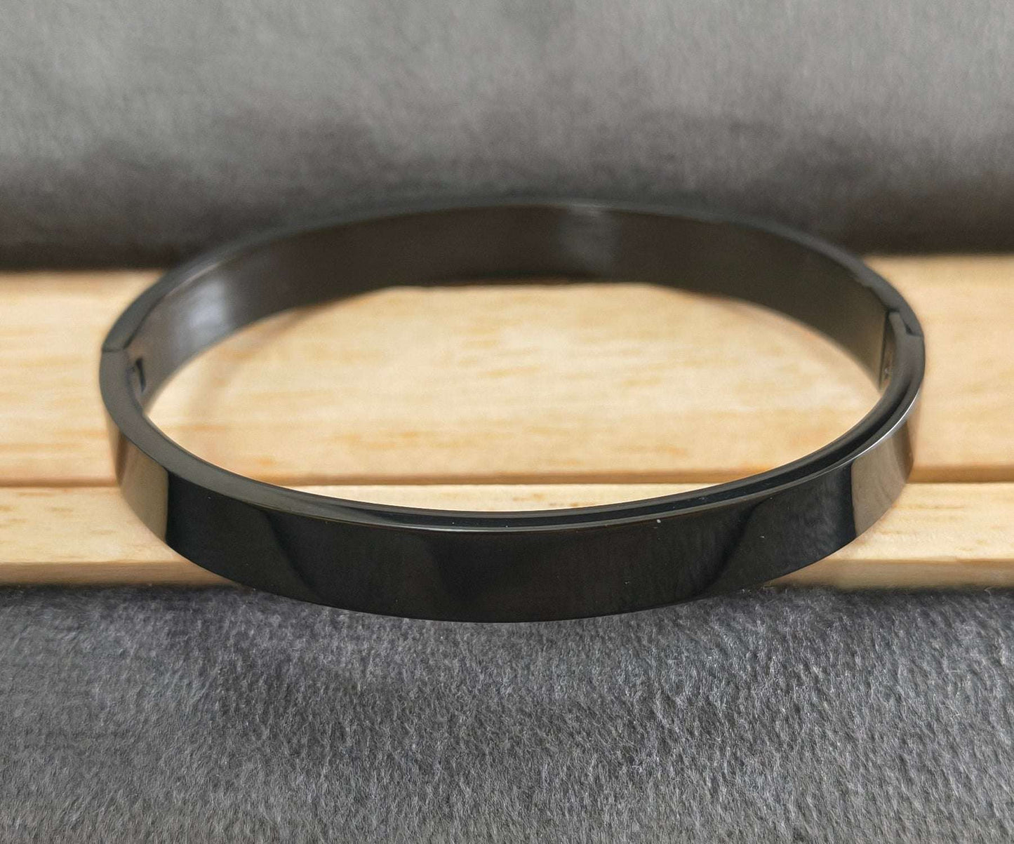 Antitarnish Silver Plated Plain Black Color Men's Bracelet