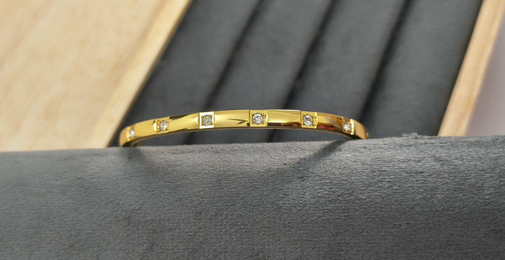 Antitarnish Sparkling Stone Studded Bracelet 18K Gold Plated