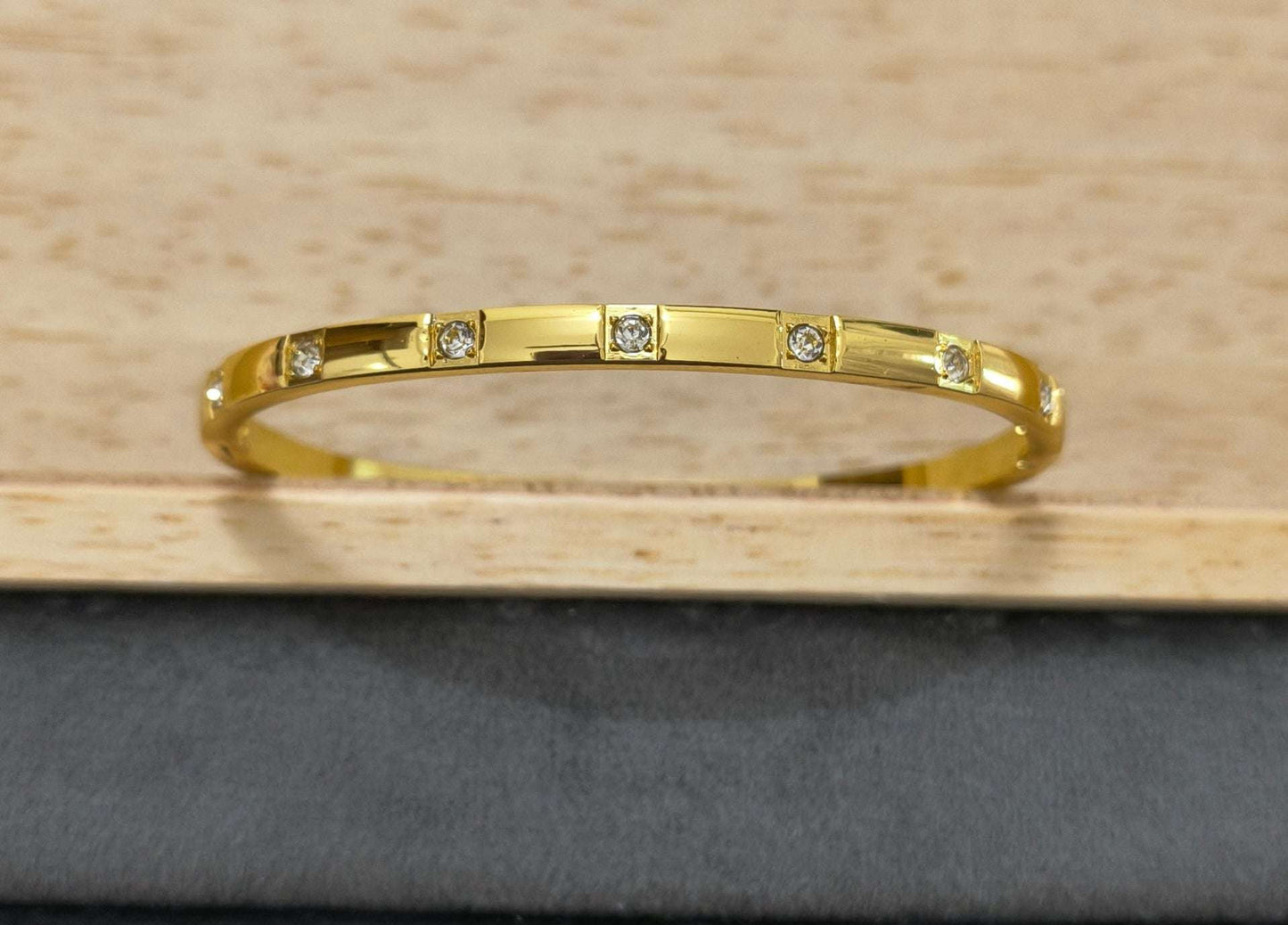Antitarnish Sparkling Stone Studded Bracelet 18K Gold Plated