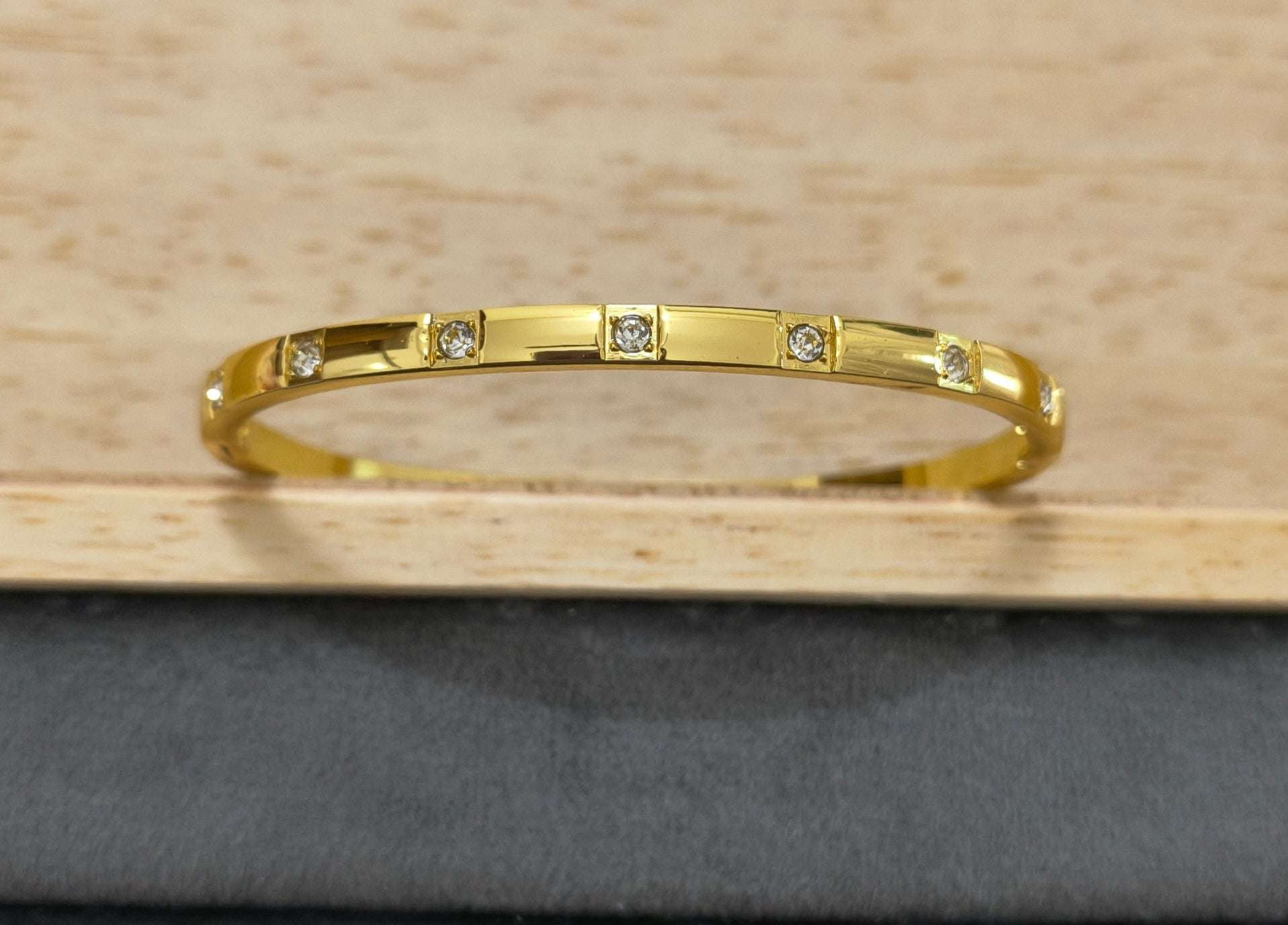 Antitarnish Sparkling Stone Studded Bracelet 18K Gold Plated
