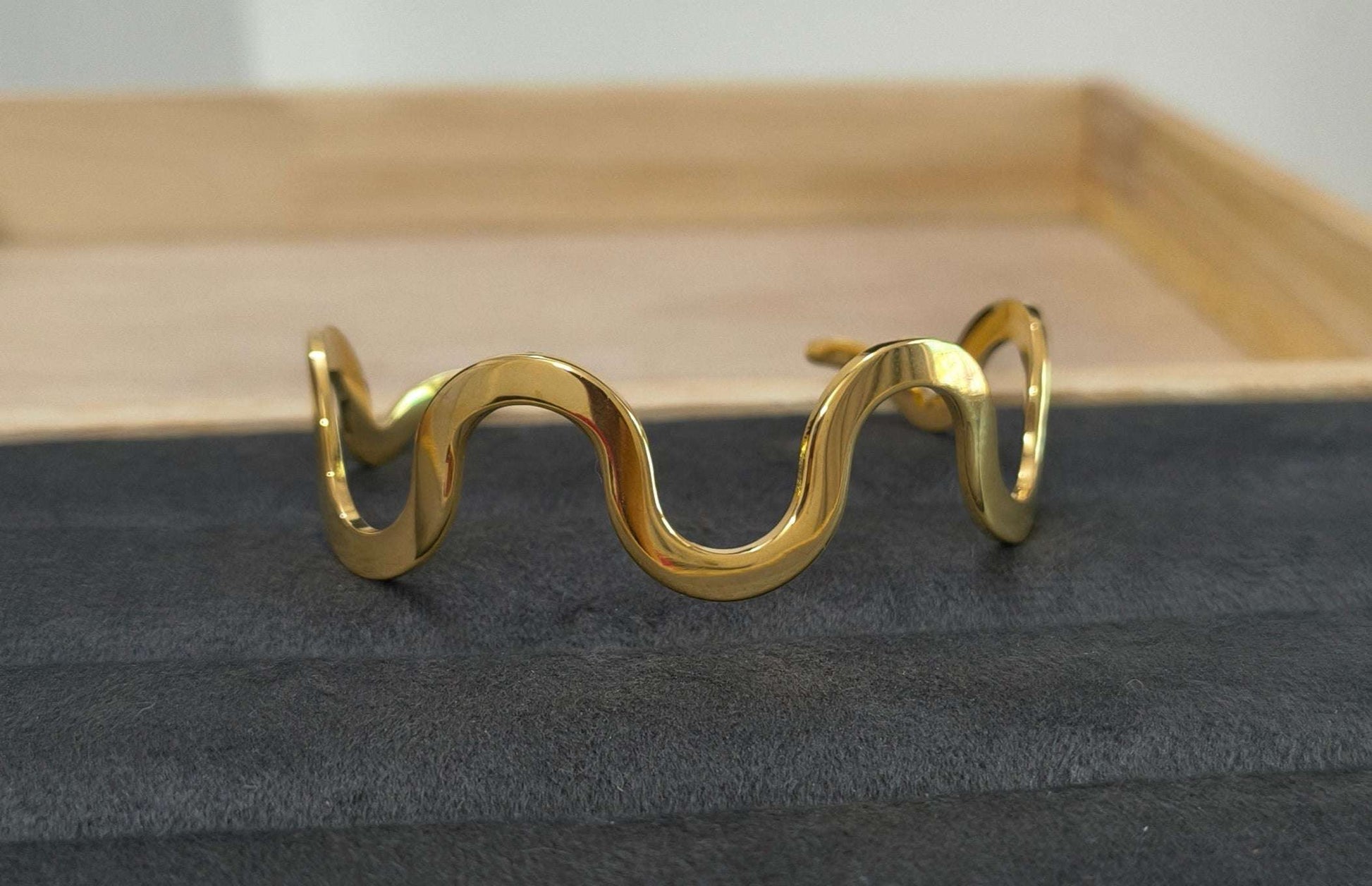 Antitarnish Stylish Wave Bracelet 18K Gold Plated