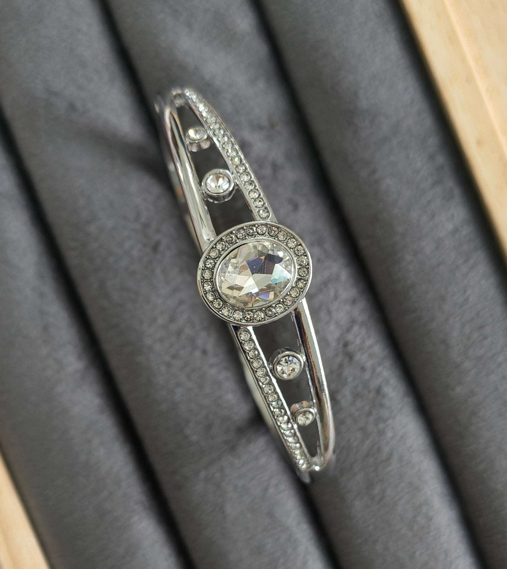 Antitarnish Trendy Stone Studded Bracelet Silver Plated