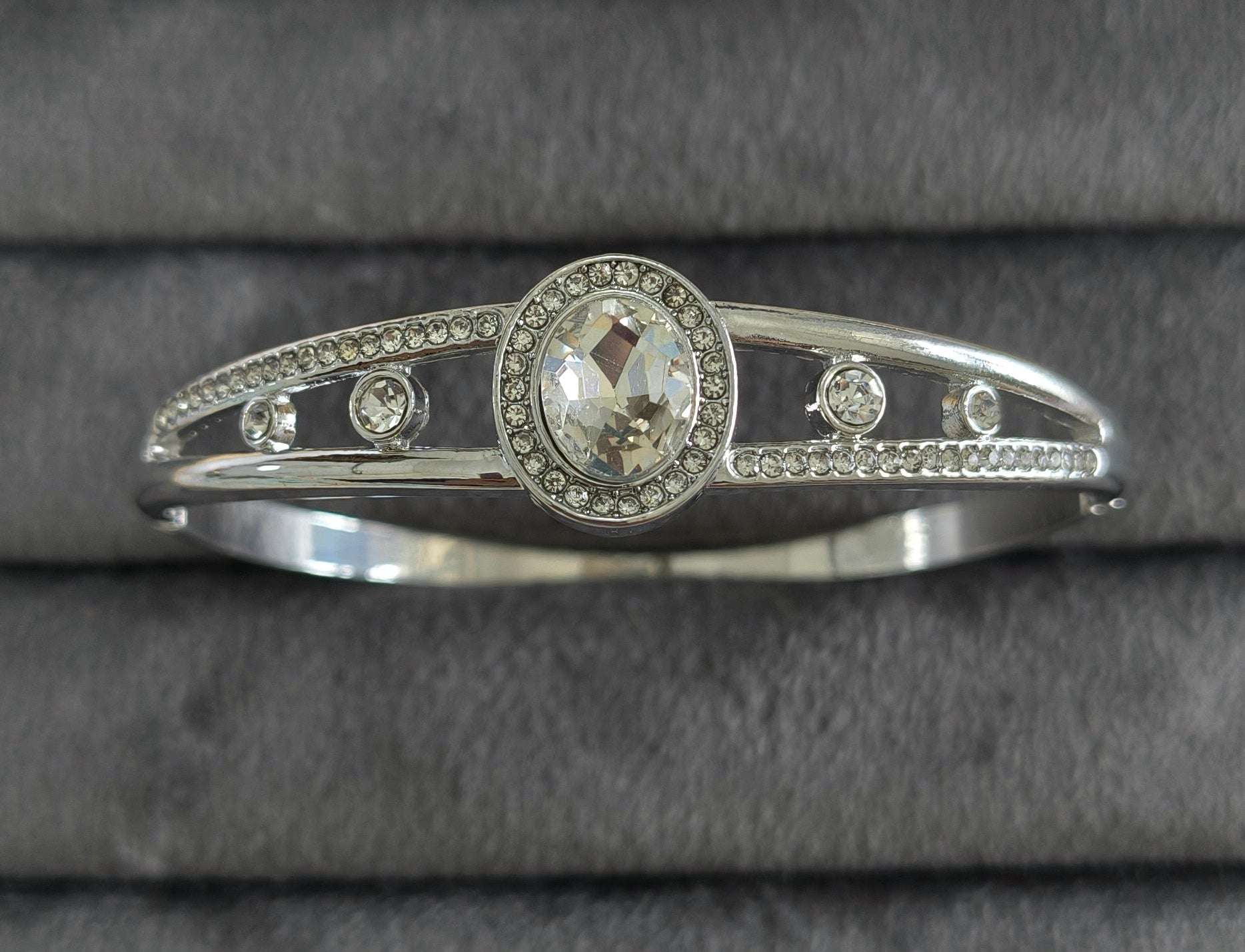 Antitarnish Trendy Stone Studded Bracelet Silver Plated