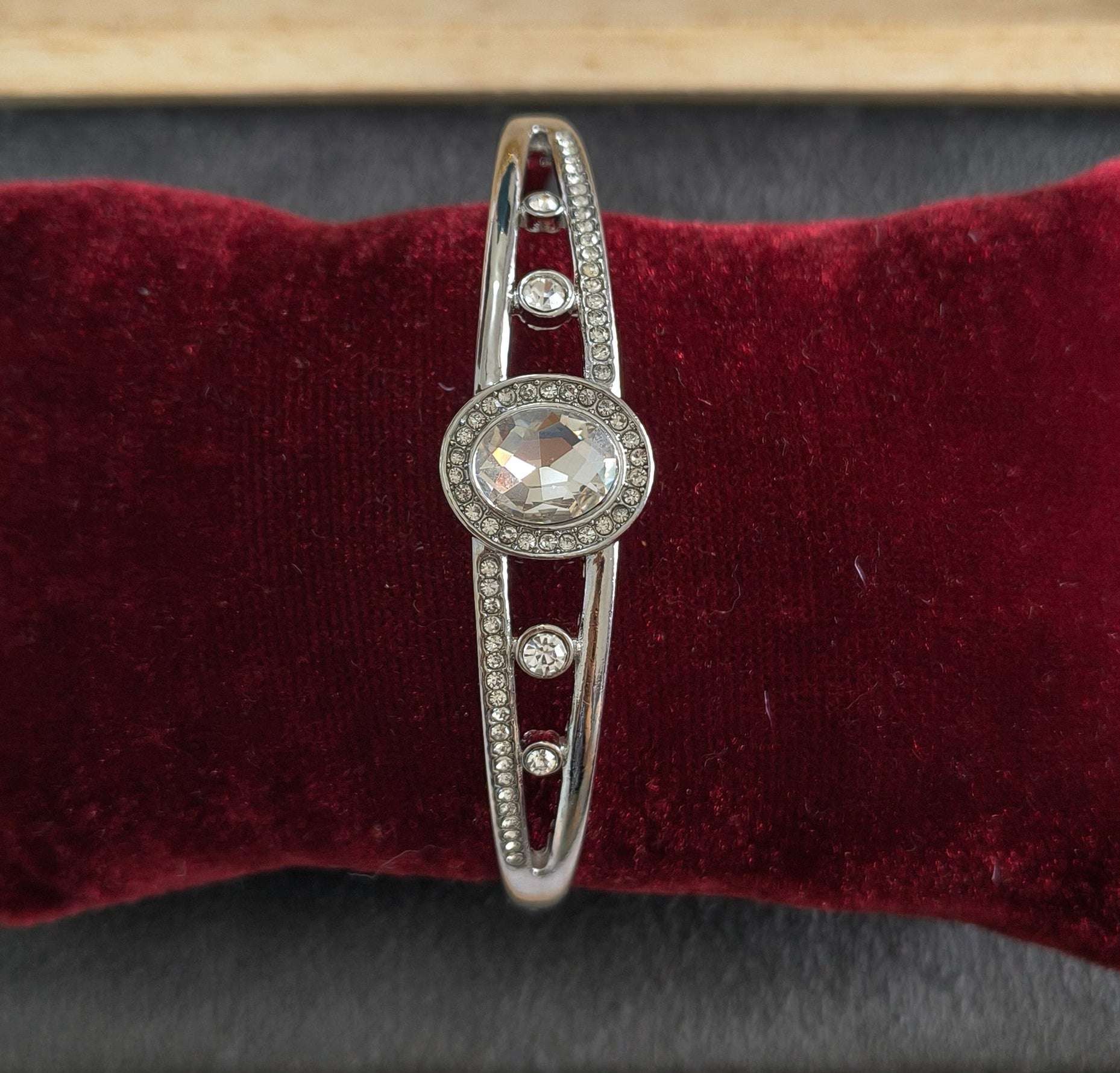 Antitarnish Trendy Stone Studded Bracelet Silver Plated