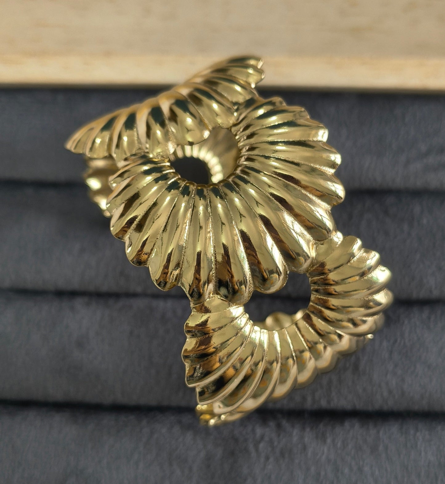 Antitarnish Bold Shell Design Cuff Bracelet 18K Gold Plated