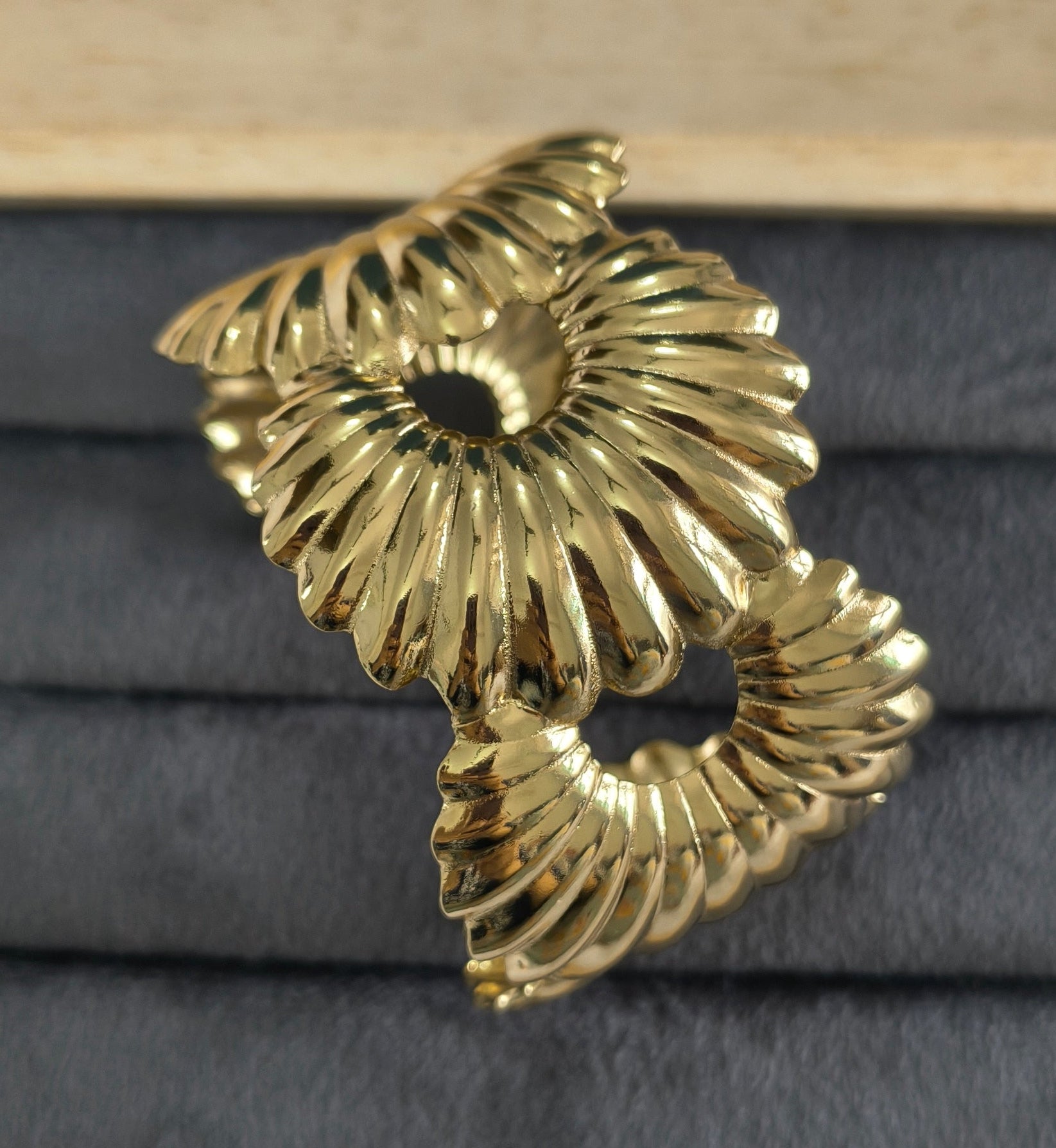 Antitarnish Bold Shell Design Cuff Bracelet 18K Gold Plated